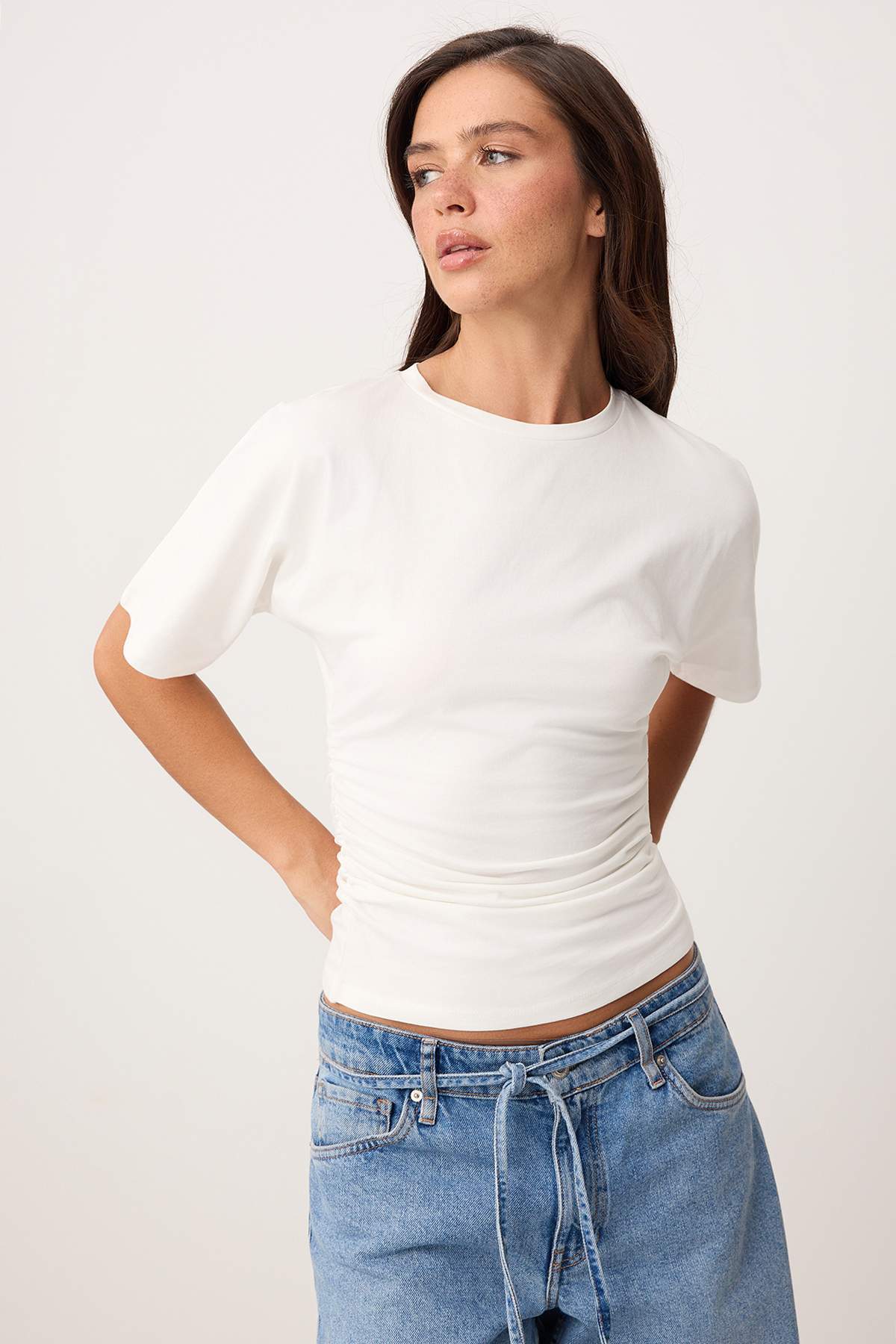 Trendyolmilla  Wardrobe Essentials-Ekru Fitted/Vücuda Oturan Kısa Kollu Esnek Örme T-Shirt TWOSS26TS00052