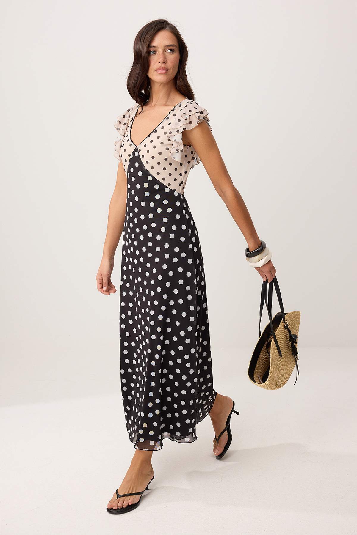 Trendyolmilla  Çok Renkli Puantiyeli A-Kesim/Çan Form V Yaka Kolsuz Tül Örme Elbise TWOSS26EL00473