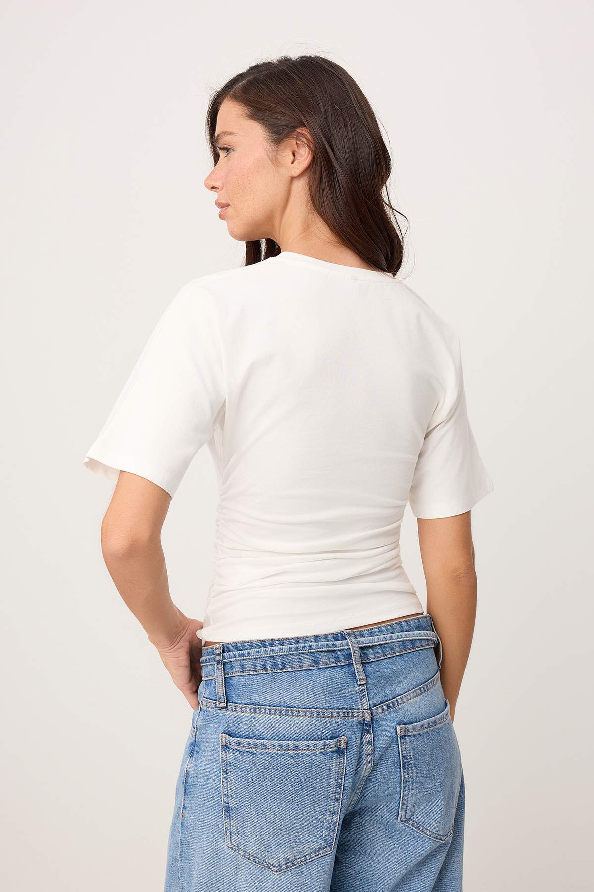 Trendyolmilla  Wardrobe Essentials-Ekru Fitted/Vücuda Oturan Kısa Kollu Esnek Örme T-Shirt TWOSS26TS00052 - Görsel 4