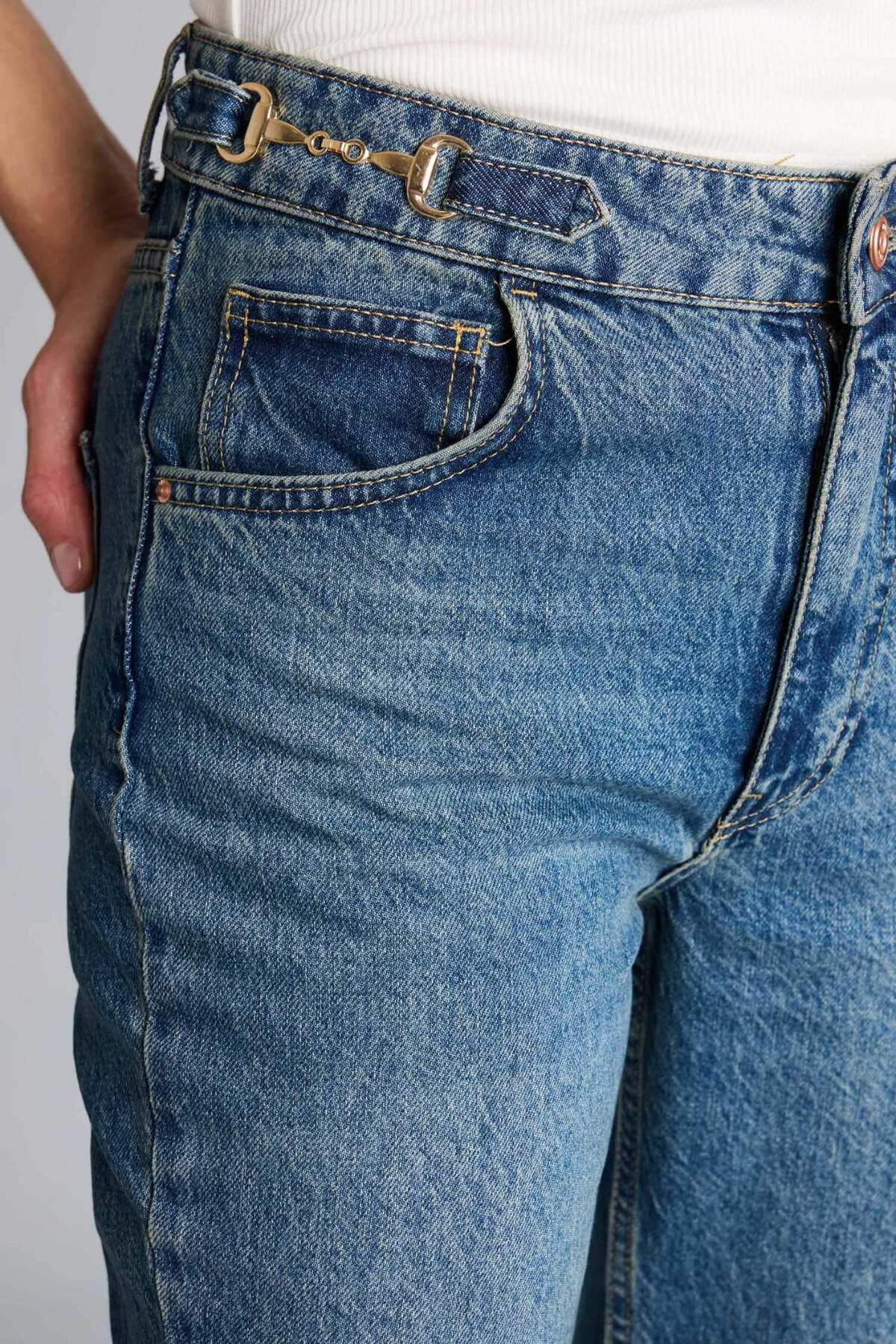 DeFacto %100 Pamuk Crop Flare Fıt Normal Bel Jean Pantolon H3050AX26SM görsel 4