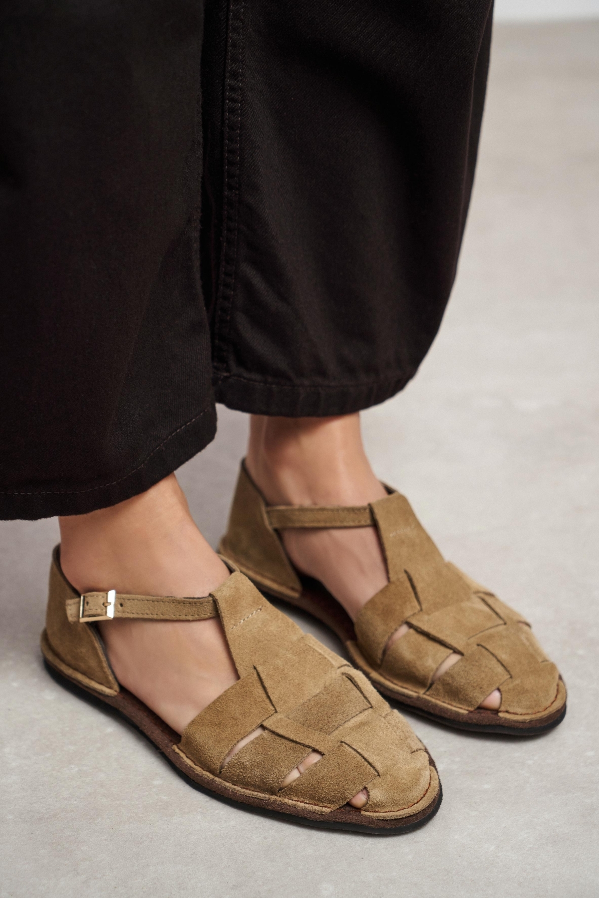 NİŞANTAŞI SHOES Hugel Rome Bej Süet Deri Toka Detay Düz Taban Kadın Sandalet