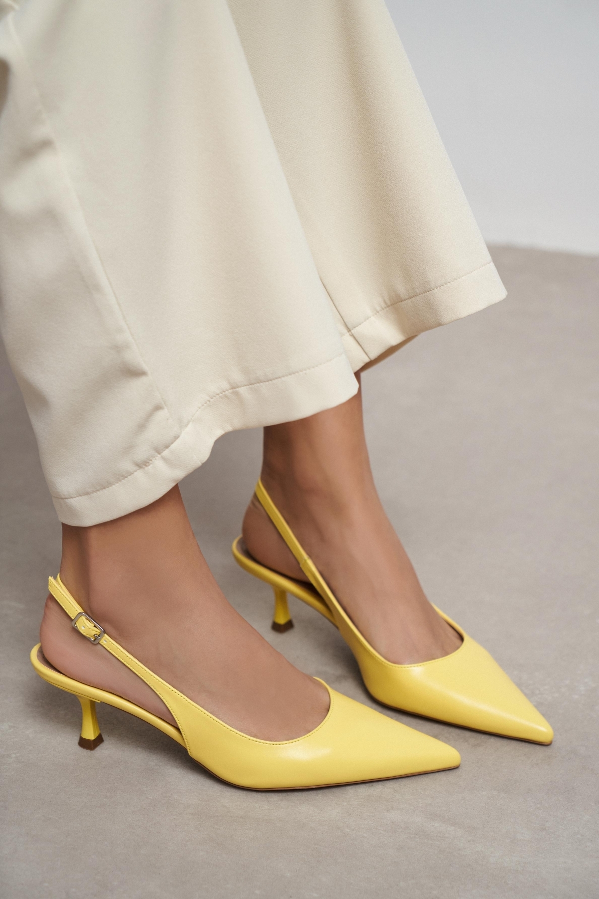 حذاء نسائي بكعب عالٍ من Megy باللون الأصفر غير الل...