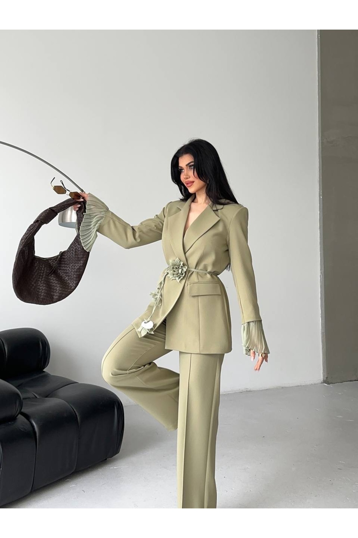 ست شلوار کت شلوار کت و شلوار دو سینه با جزئیات گلدار زنانه کت و شلوار دو نفره شیک با کاف پلیسه شفاف 4