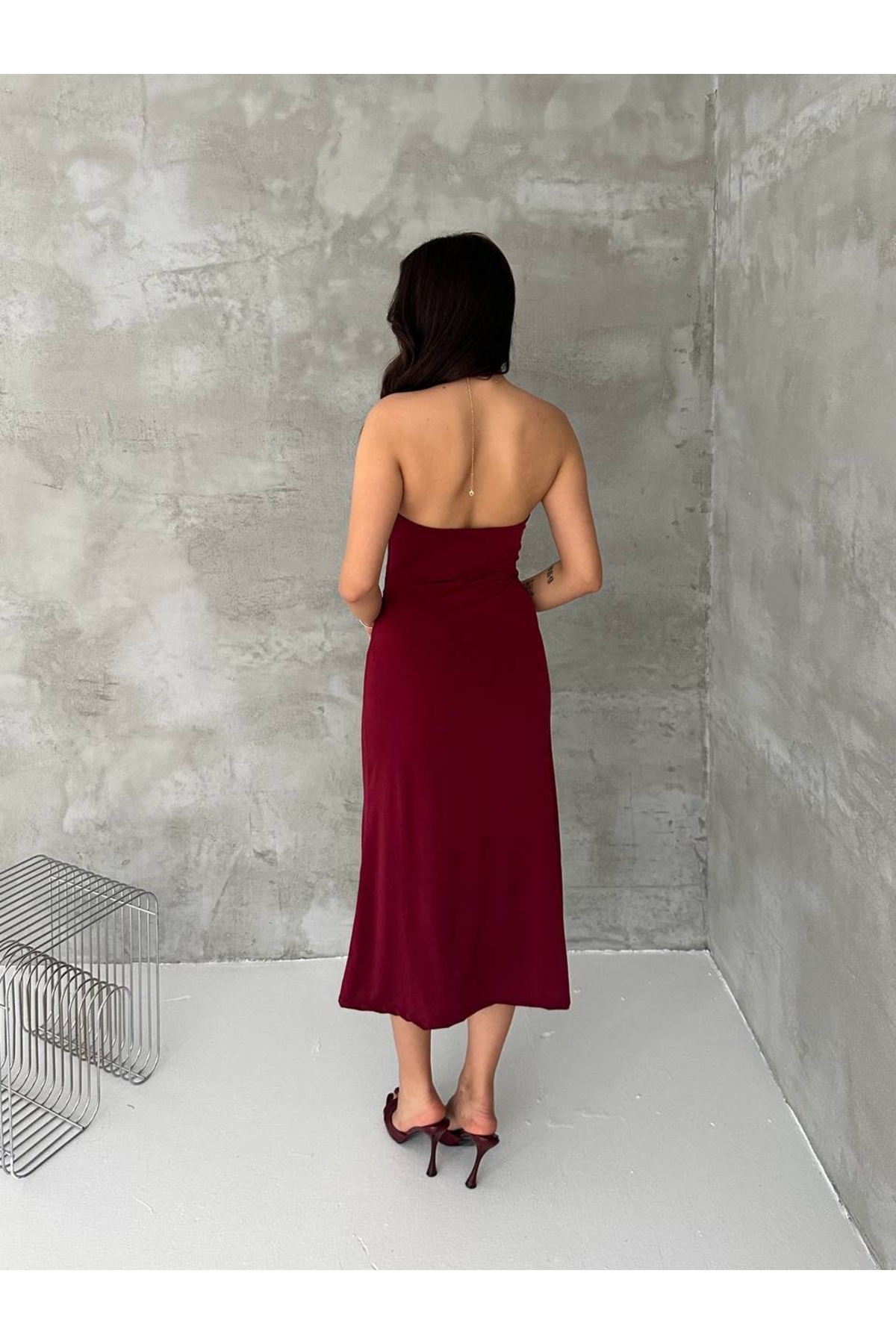 Kiki Metal Yaka Detaylı Halter Yaka Midi Boy Elbise görsel 4