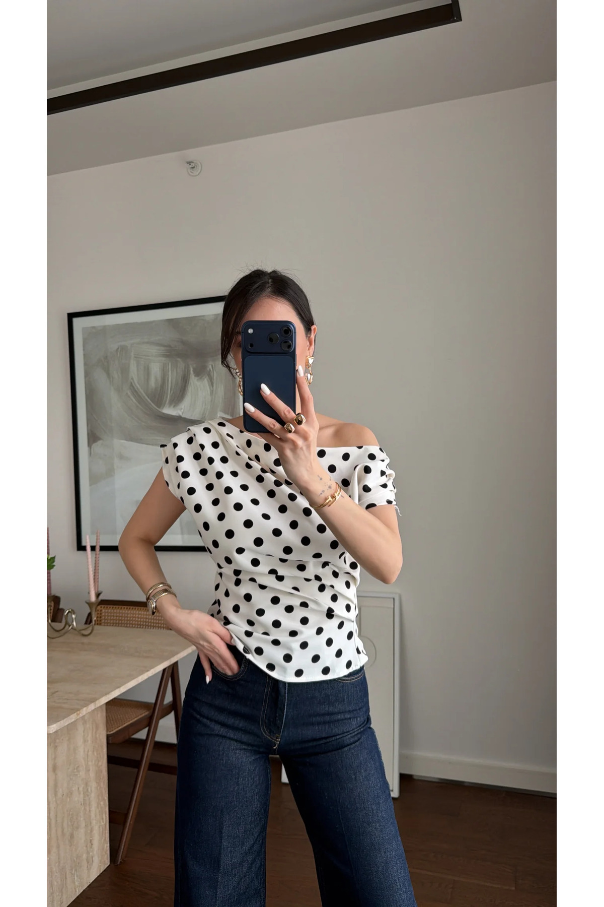 sinemkivanc co  BEYAZ ASİMETRİK DÜŞÜK OMUZ PUANTİYELİ BLUZ