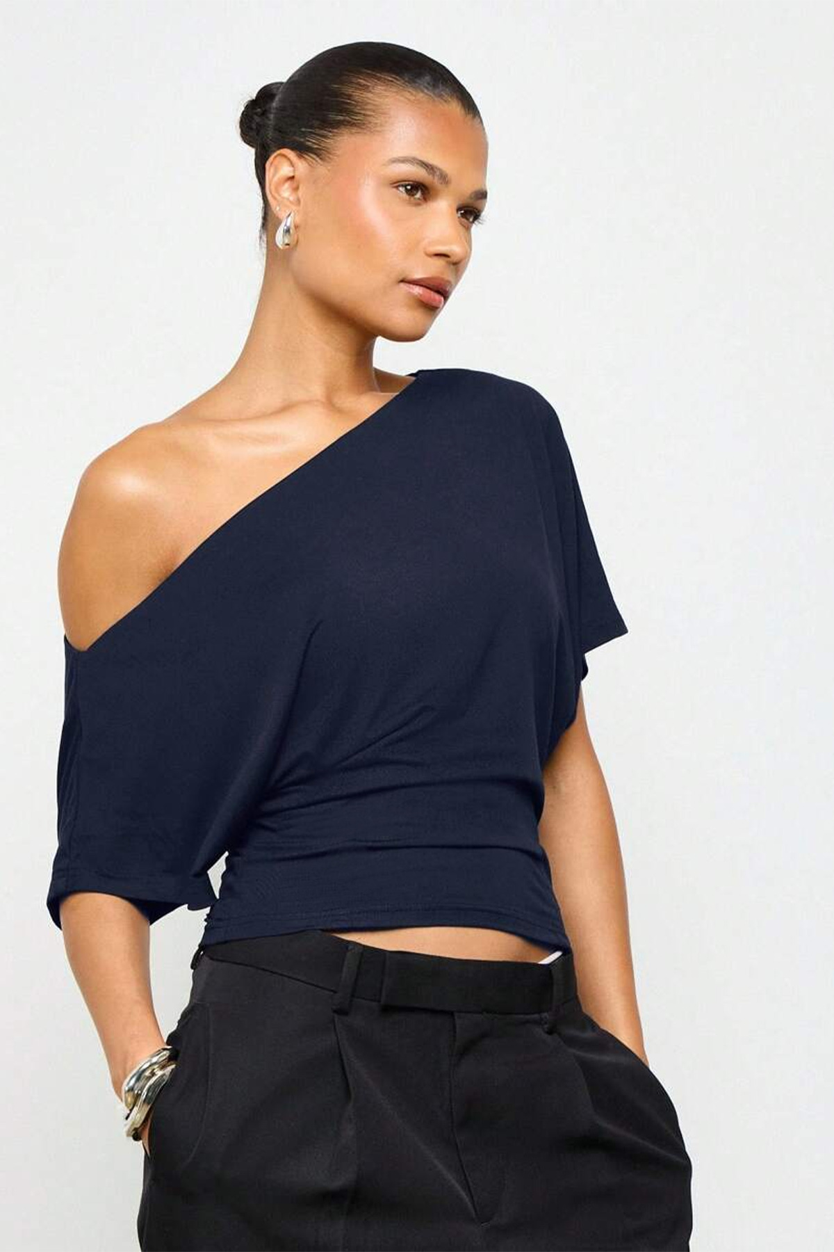 ecemore  Bele Oturan Kayık Yaka Geniş Kollu Lacivert Doğal Viskon Bluz