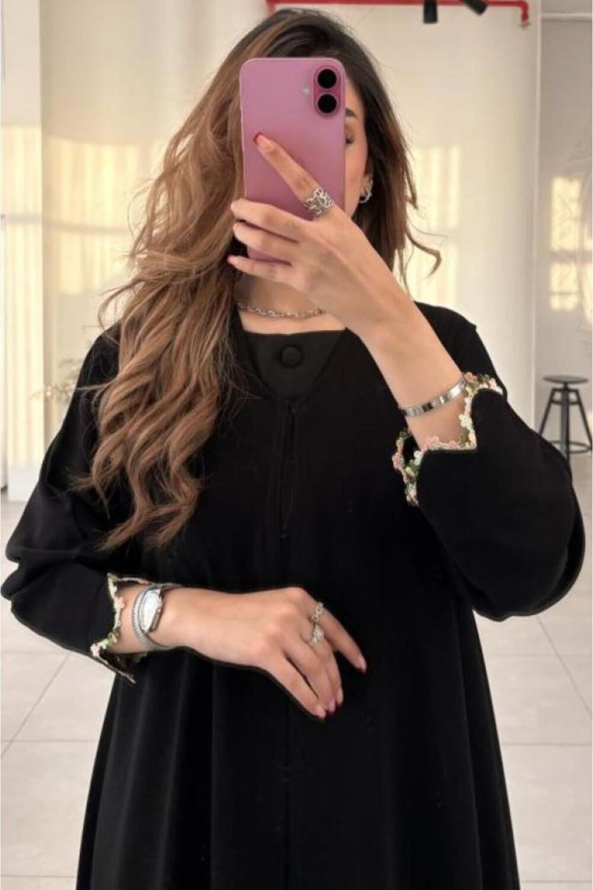 عبايه مطرزه بخامة كريب ناعمة باللون الأسود