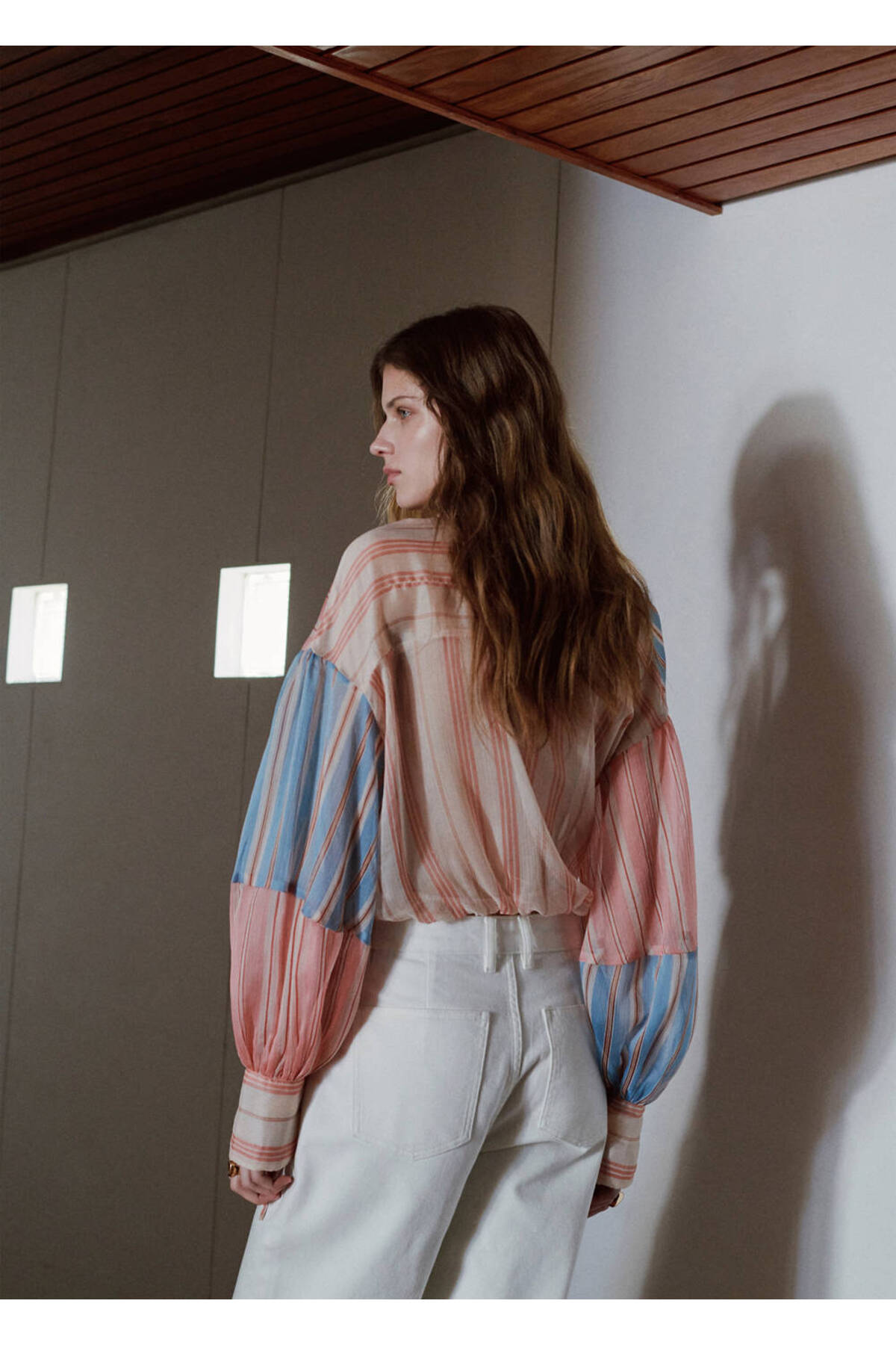 MANGO  Kurdele detaylı çizgili bluz - Görsel 4