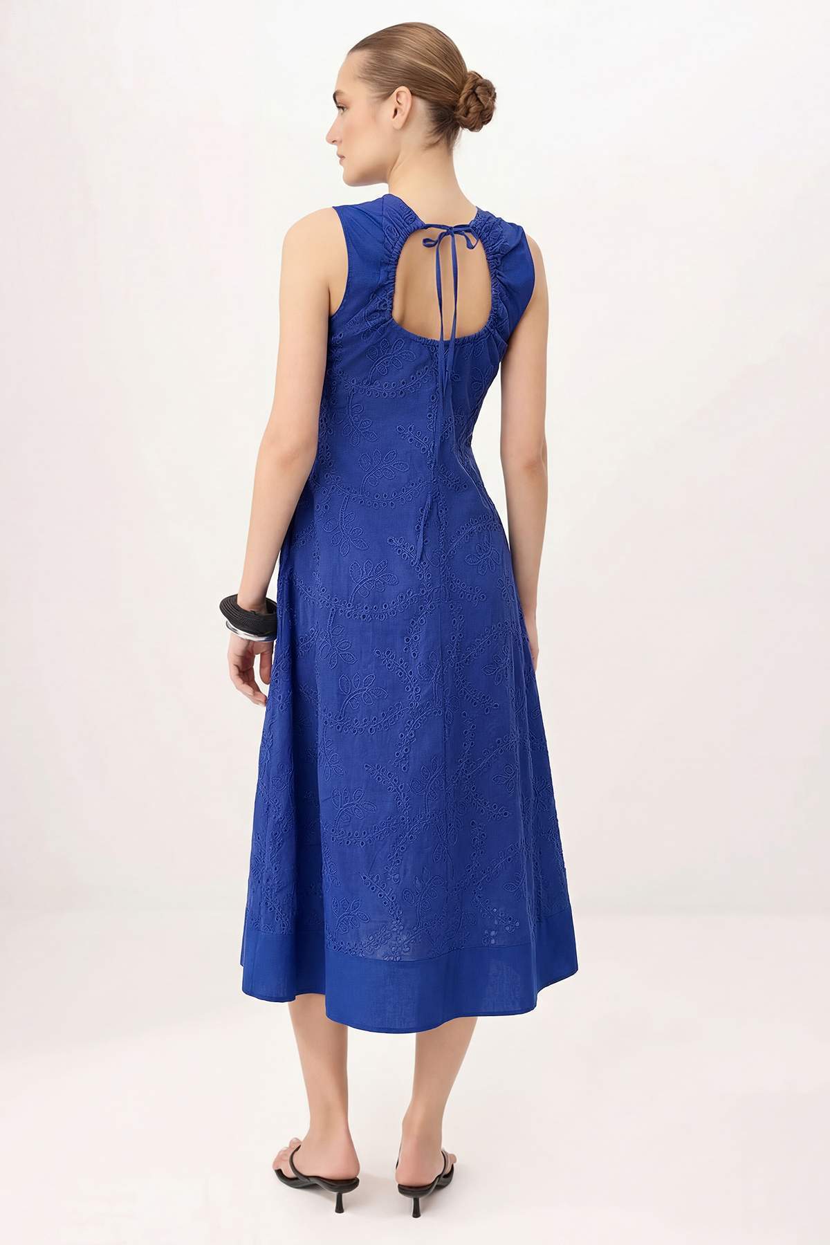 Trendyolmilla  Saks Sırt Detaylı Brode Astarlı Midi Dokuma Elbise TWOSS26EL00443 - Görsel 5