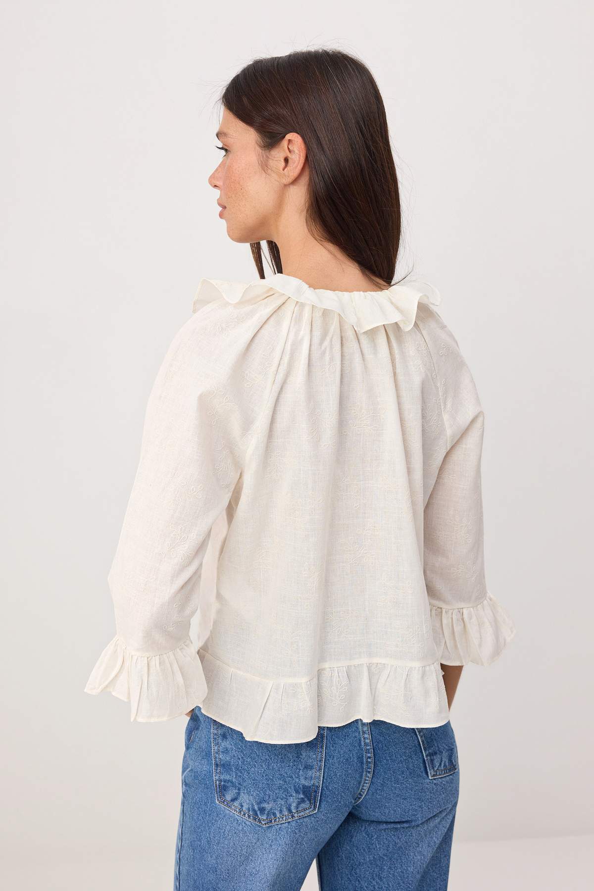 Trendyolmilla  Beyaz Fırfır Detaylı Kendinden Desenli Dokuma Bluz TWOSS26BZ00411 - Görsel 4