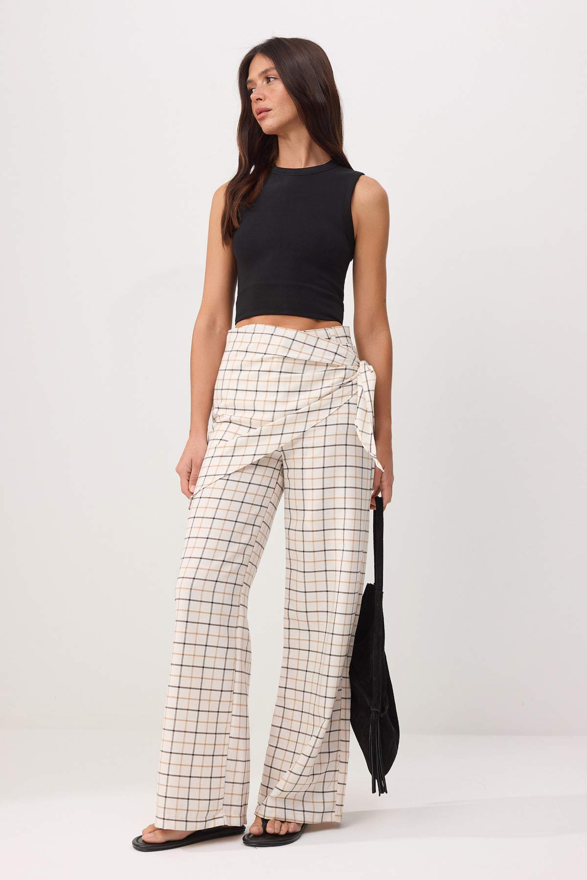 Trendyolmilla  Beyaz-Çok Renkli Fularlı Ekoseli Geniş Paça Pantolon TWOSS26PL00140