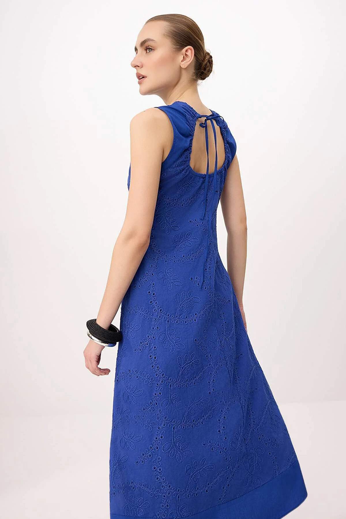 Trendyolmilla  Saks Sırt Detaylı Brode Astarlı Midi Dokuma Elbise TWOSS26EL00443 - Görsel 2