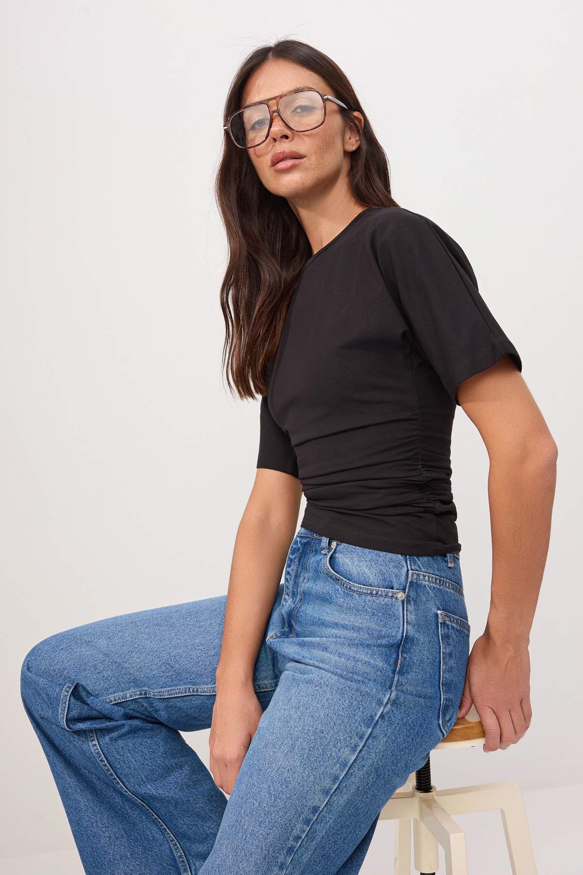 Trendyolmilla  Siyah Düz Fitted Bisiklet Yaka Standart Kol Kısa Büzgülü Pamuklu Esnek Örme T-Shirt TWOSS26TS00052 - Görsel 2