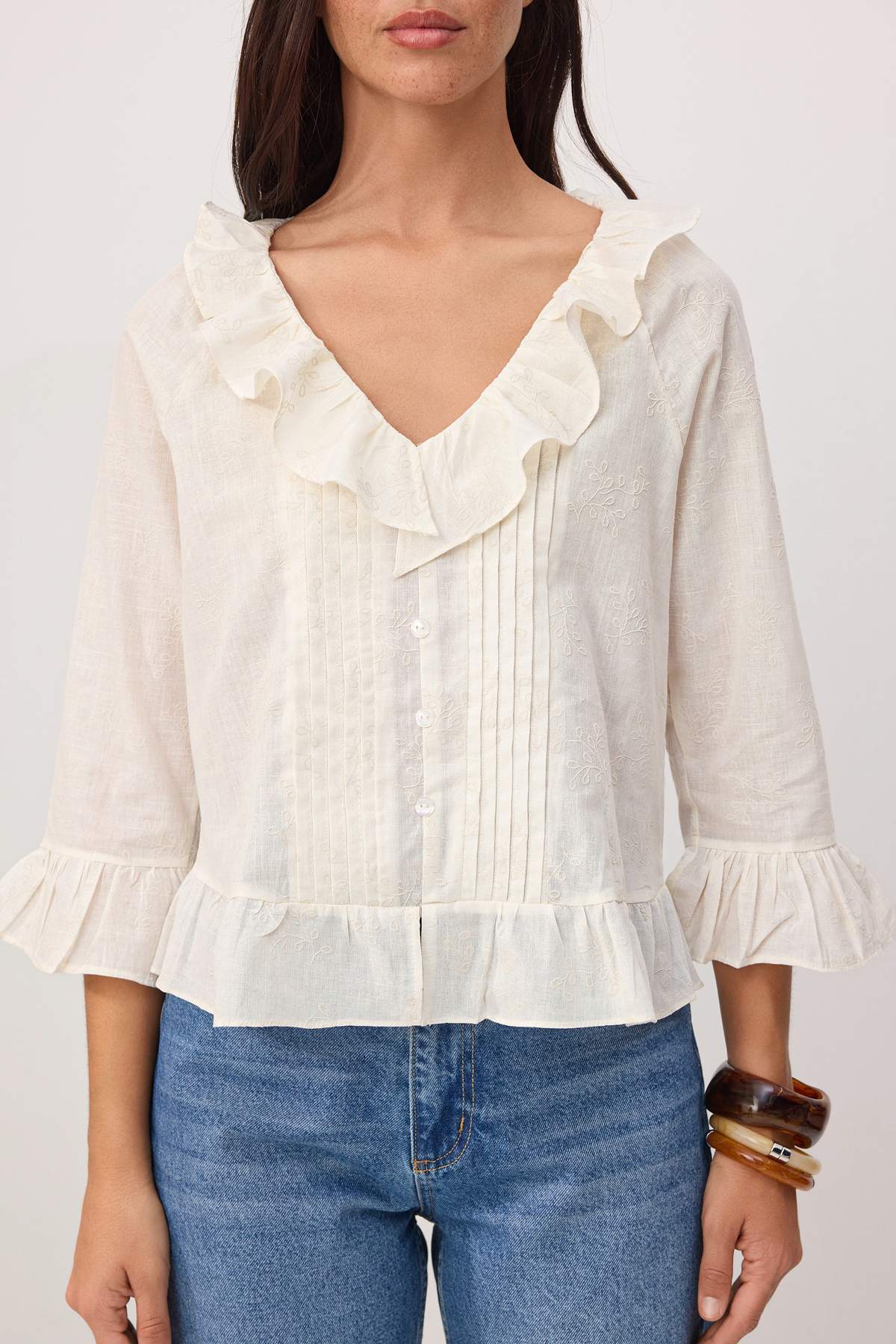 Trendyolmilla  Beyaz Fırfır Detaylı Kendinden Desenli Dokuma Bluz TWOSS26BZ00411 - Görsel 3