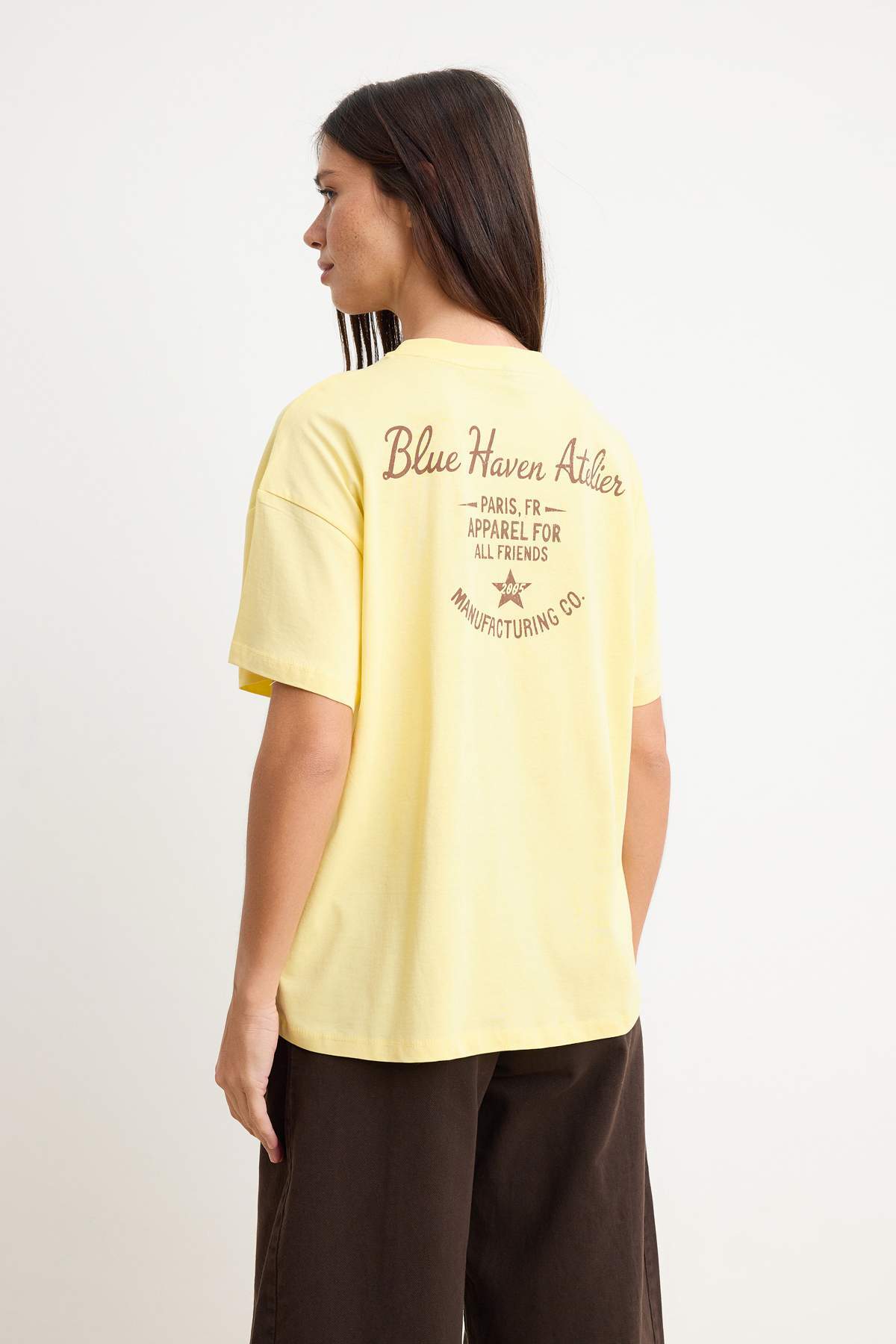 Trendyolmilla  Açık Sarı Düz Oversize Bisiklet Yaka Düşük Kol Kısa Uzun %100 Pamuk Örme T-Shirt TWOSS26TS00209 - Görsel 4