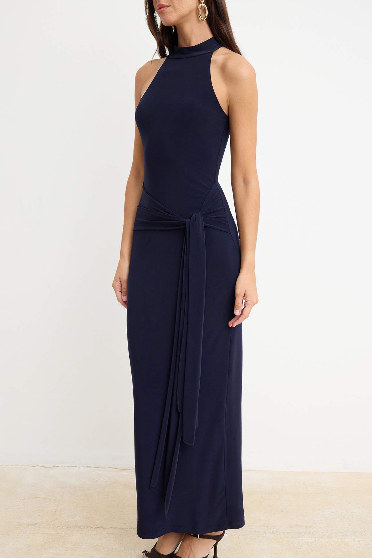 Trendyolmilla  Lacivert Kuşak Detaylı Halter Yaka Bodycone/Vücuda Oturan Esnek Maxi Örme Elbise TWOSS25EL00689 - Görsel 3