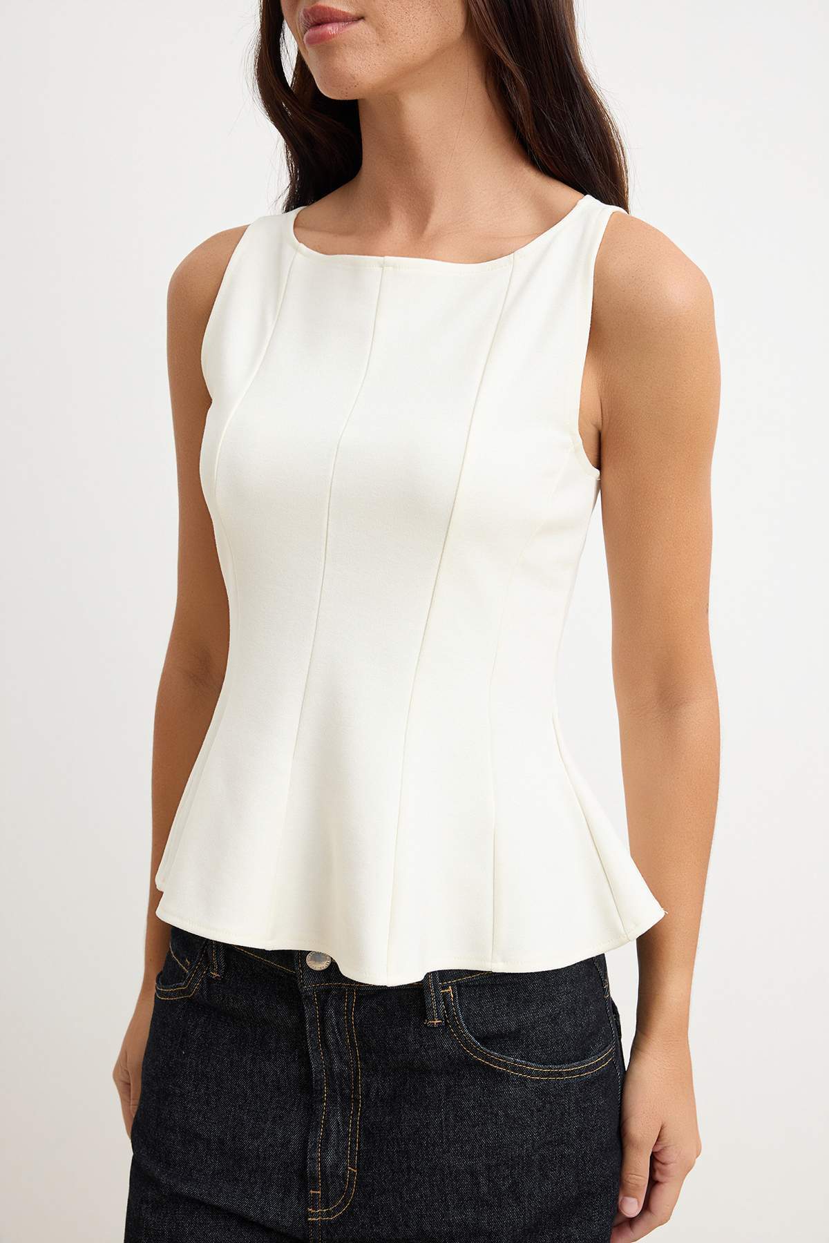 Trendyolmilla  Ekru Peplum/Belden Oturmalı Kayık Yaka Esnek Örme Bluz TWOAW26BZ00229 - Görsel 3