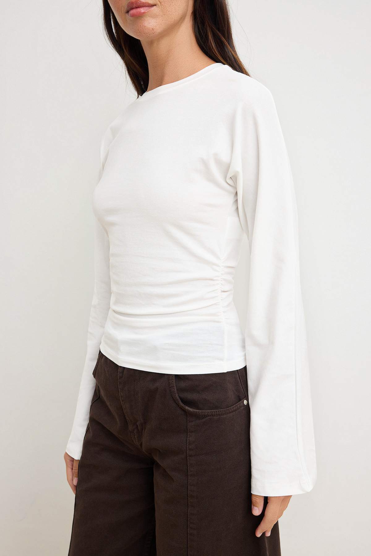 Trendyolmilla  Ekru İspanyol Kol Büzgü Detaylı Regular/Normal Kalıp Örme Bluz TWOAW26BZ00293 - Görsel 3