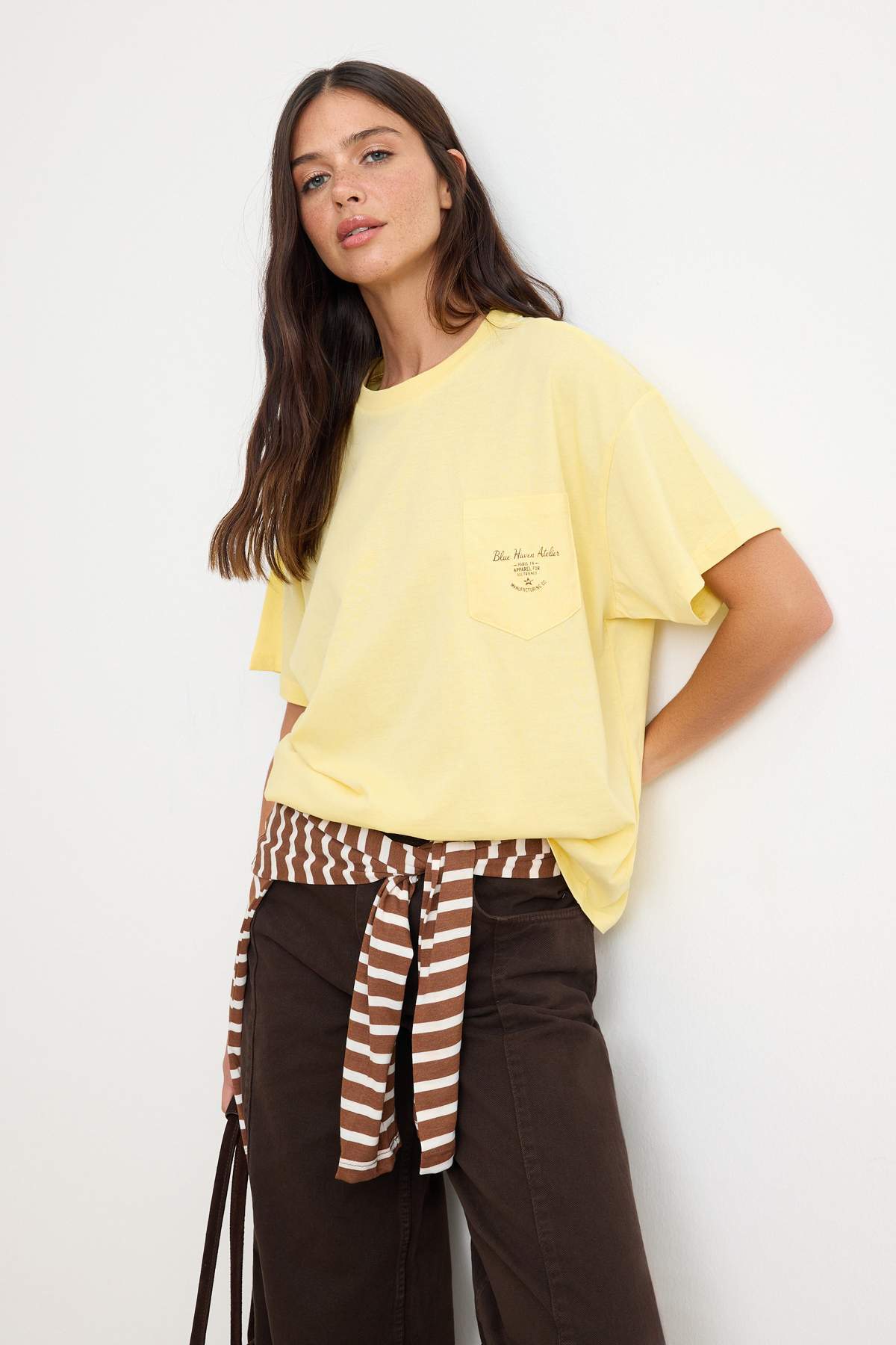 Trendyolmilla  Açık Sarı Düz Oversize Bisiklet Yaka Düşük Kol Kısa Uzun %100 Pamuk Örme T-Shirt TWOSS26TS00209 - Görsel 2