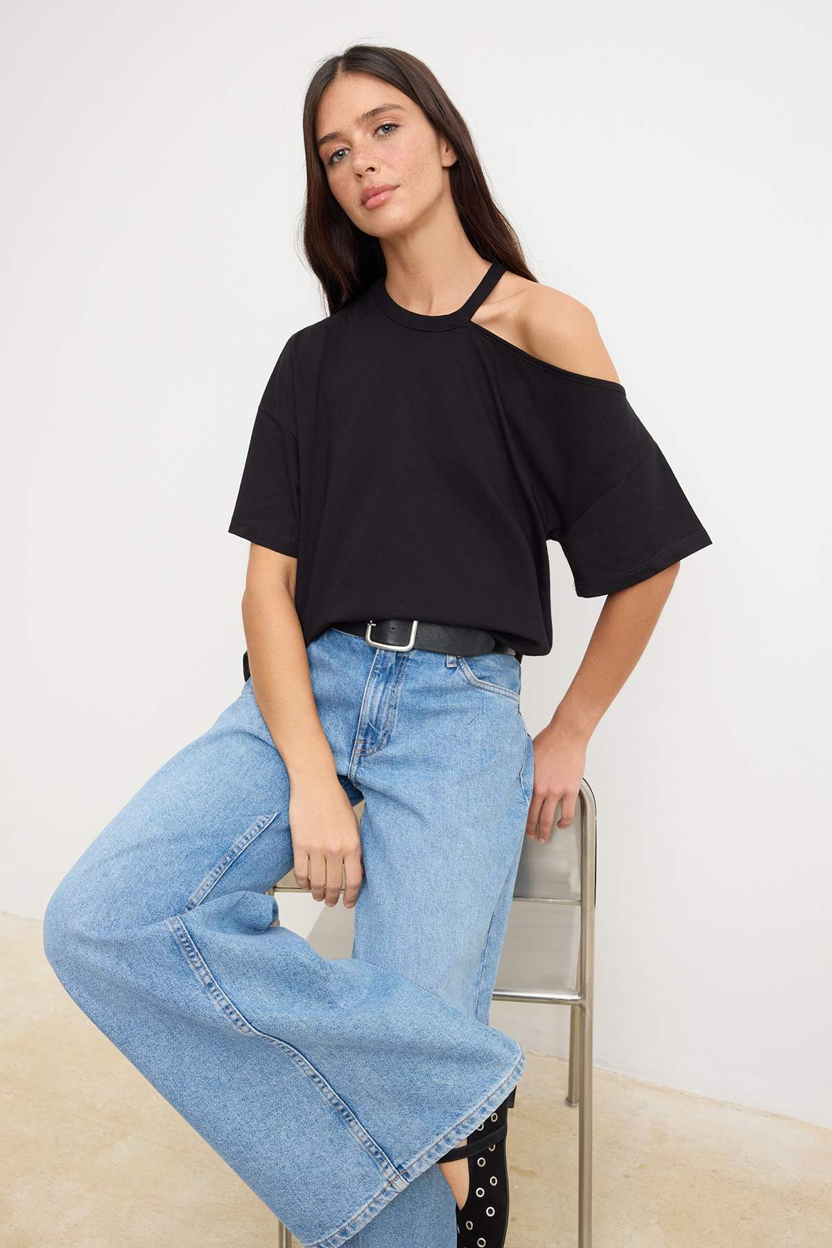 Trendyolmilla  Siyah Düz Oversize Bisiklet Yaka Düşük Kol Kısa %100 Pamuk Örme T-Shirt TWOSS26TS00204 - Görsel 2