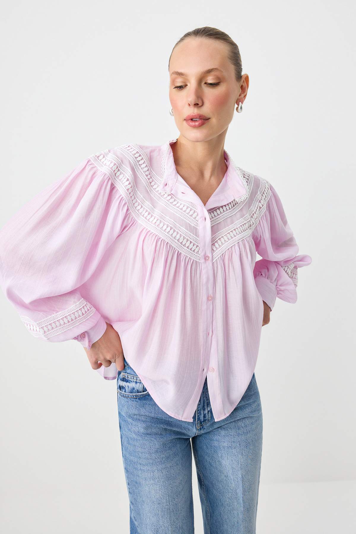 Trendyol Kollektion Rosa Spitzenhemd mit detaillierten Details und weitem Sch...