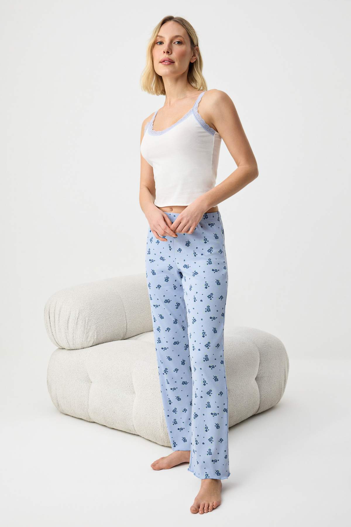 Trendyolmilla  Beyaz-Mavi 3'lü Pamuklu Çiçekli Dantel Detaylı Alt Kaşkorse Örme Pijama Takımı THMSS26PT00015 - Görsel 6