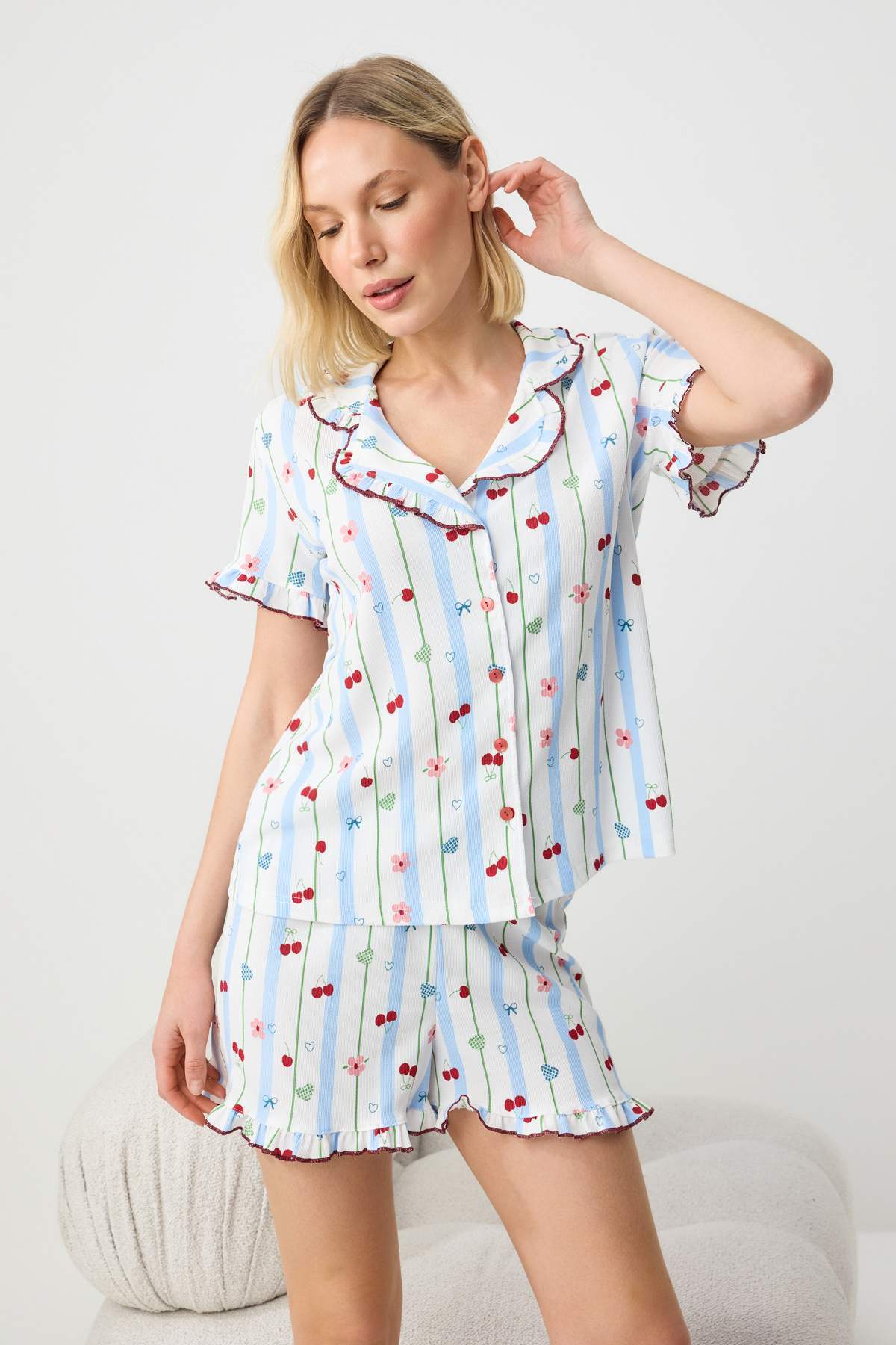 Trendyolmilla  Beyaz-Mavi Eğlenceli Desenli Fırfırlı Bürümcük Örme Pijama Takımı THMSS26PT00226