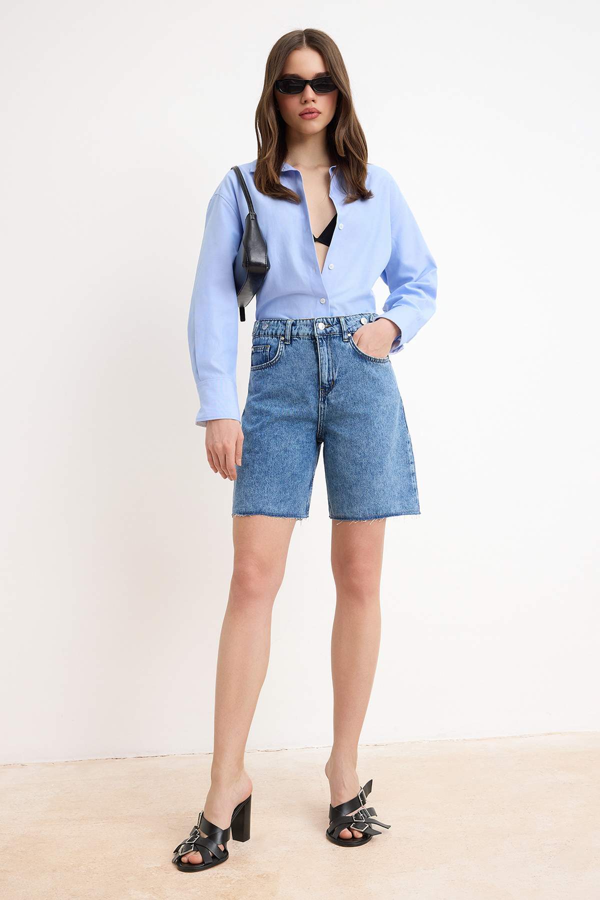 Trendyolmilla Mavi Beli Ayarlı Yüksek Bel Denim Bermuda TWOSS26SR00144