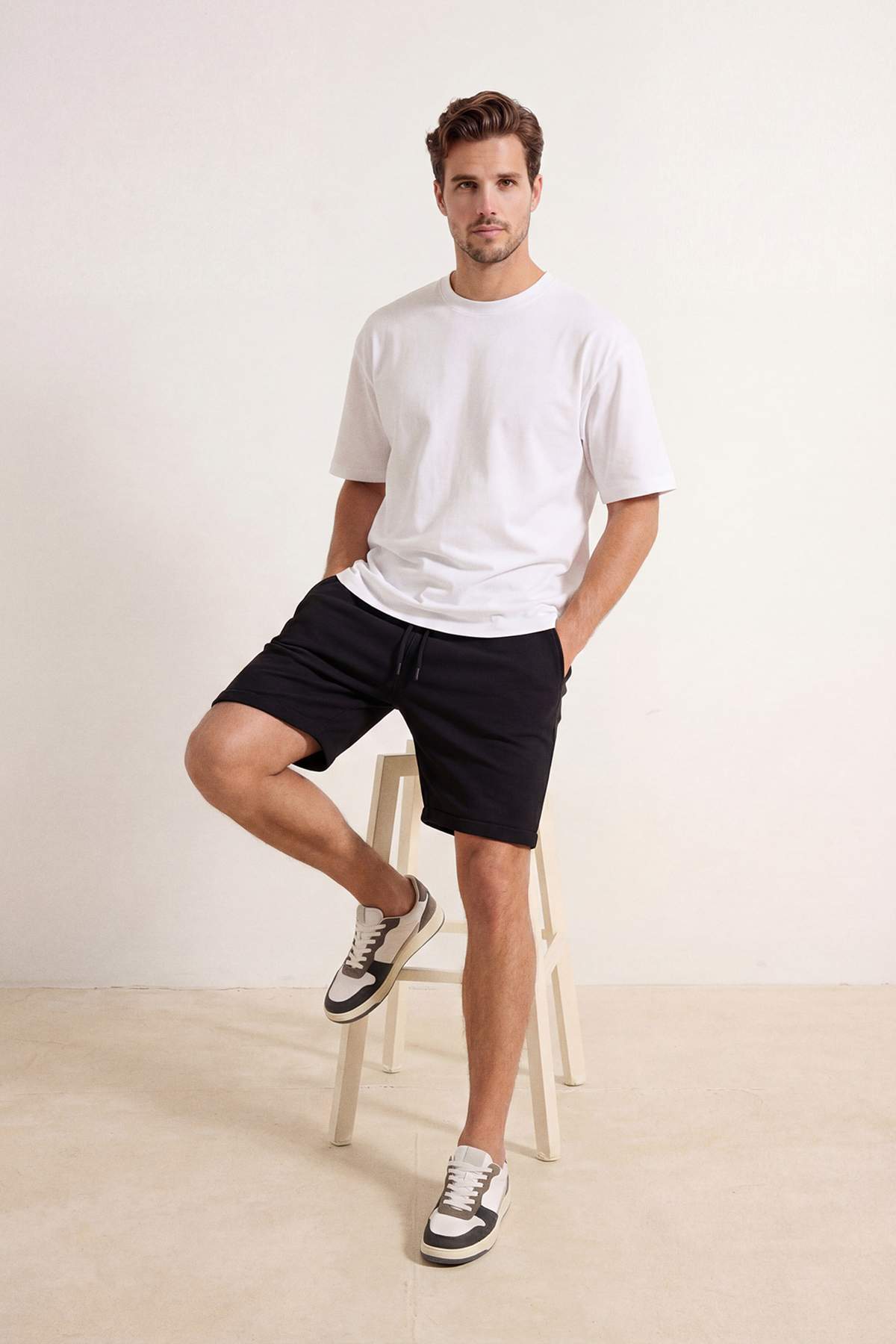 Trendyolmilla  Siyah Beli Lastikli Keten Görünümlü %100 Pamuk Dokuma Erkek Şort & Bermuda TMNSS26SR00008 - Görsel 2