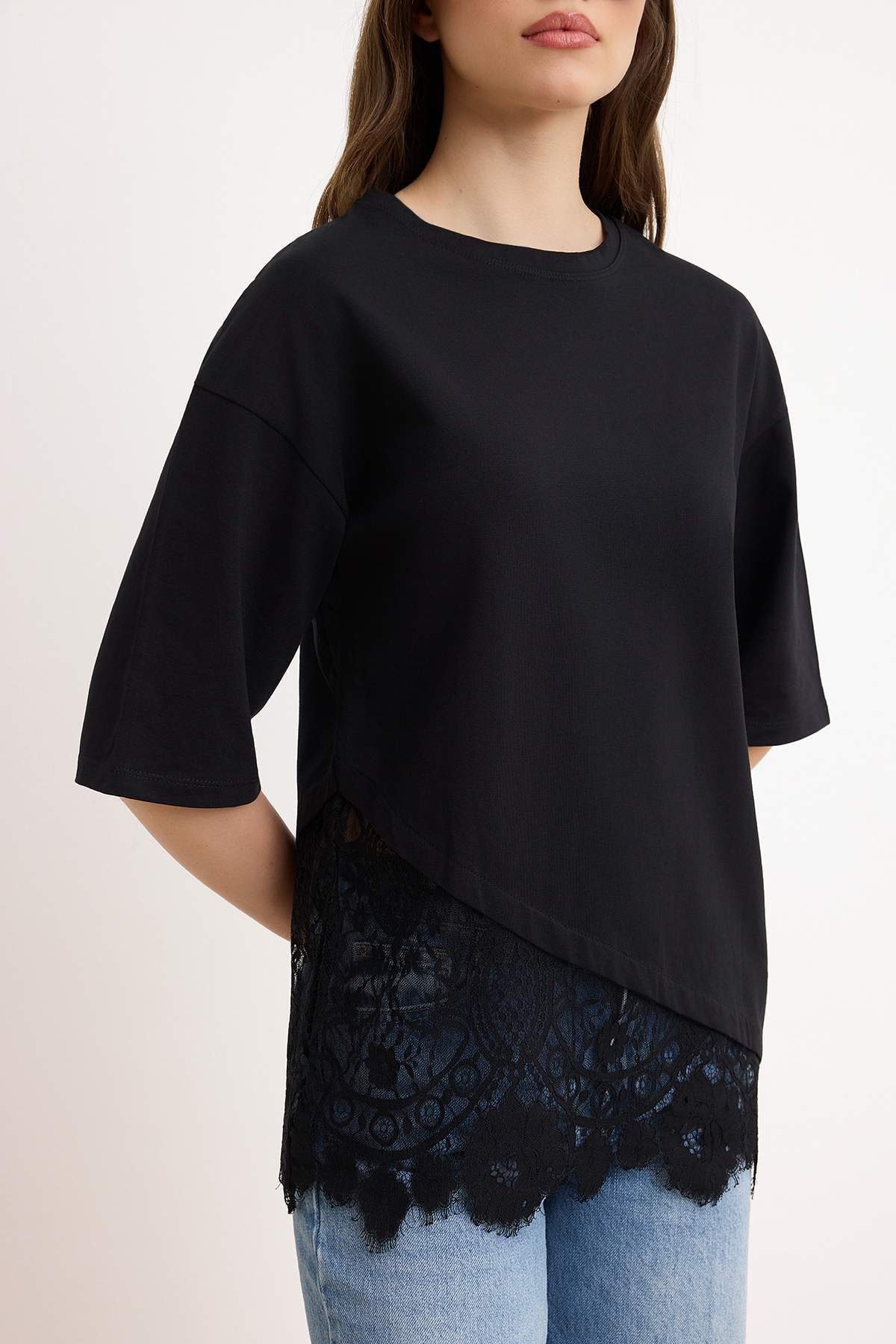 Trendyolmilla  Siyah Regular/Normal Kalıp Dantel Detaylı Kısa Kollu Örme T-Shirt TWOSS26TS00303 - Görsel 3