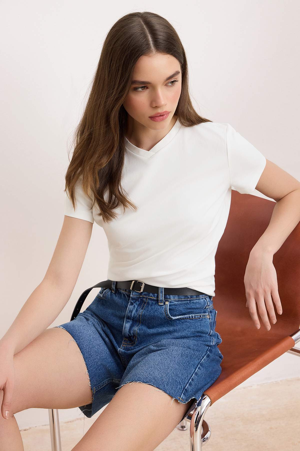 Trendyolmilla Ekru Fitted/Vücuda Oturan V Yaka Kısa Kollu Crop Pamuklu Esnek Örme T-Shirt TWOSS26TS00069