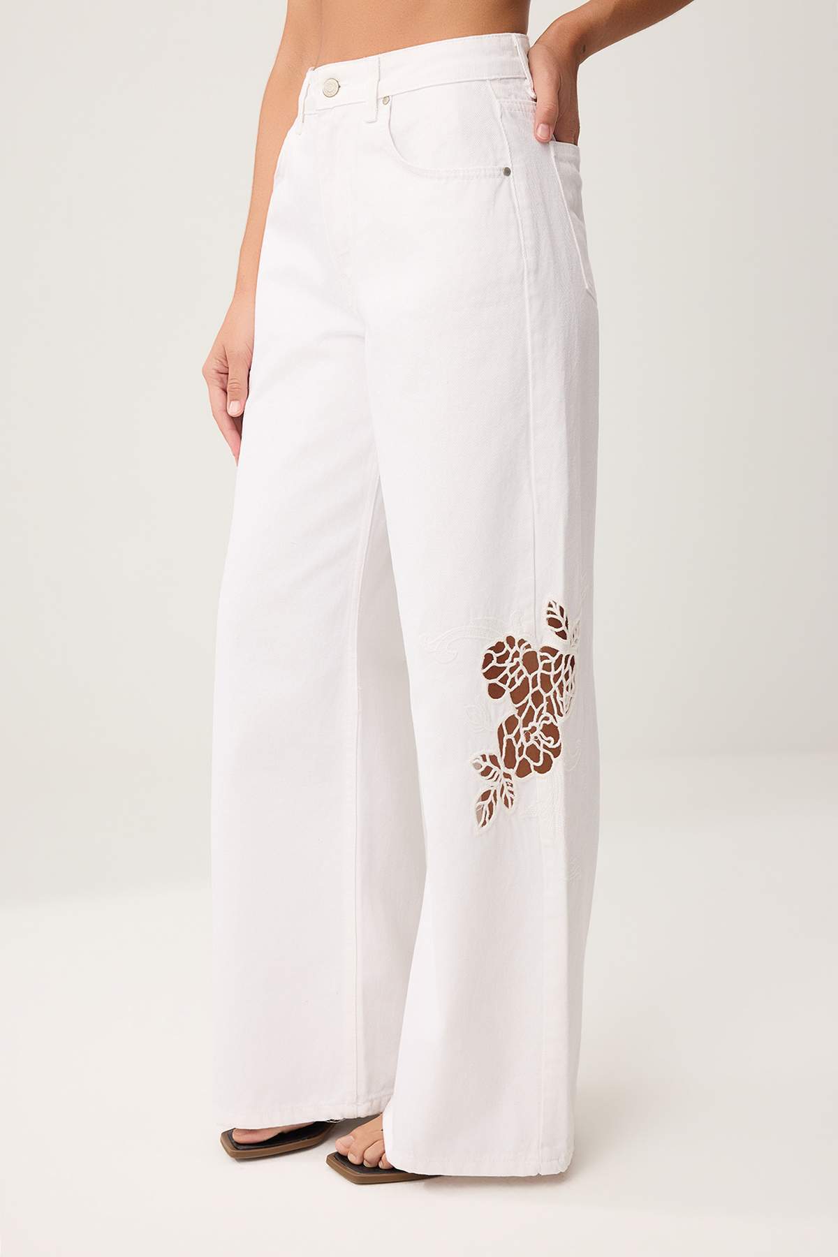 Trendyolmilla  Beyaz Brode Detaylı Yüksek Bel %100 Pamuk Wide Leg Jeans TWOSS26JE00260 - Görsel 4