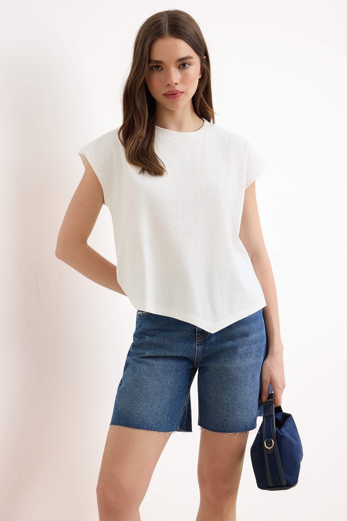 Trendyolmilla  Ekru Düz Relaxed Bisiklet Yaka Düşük Kol Kısa %100 Pamuk Örme T-Shirt TWOSS26TS00253