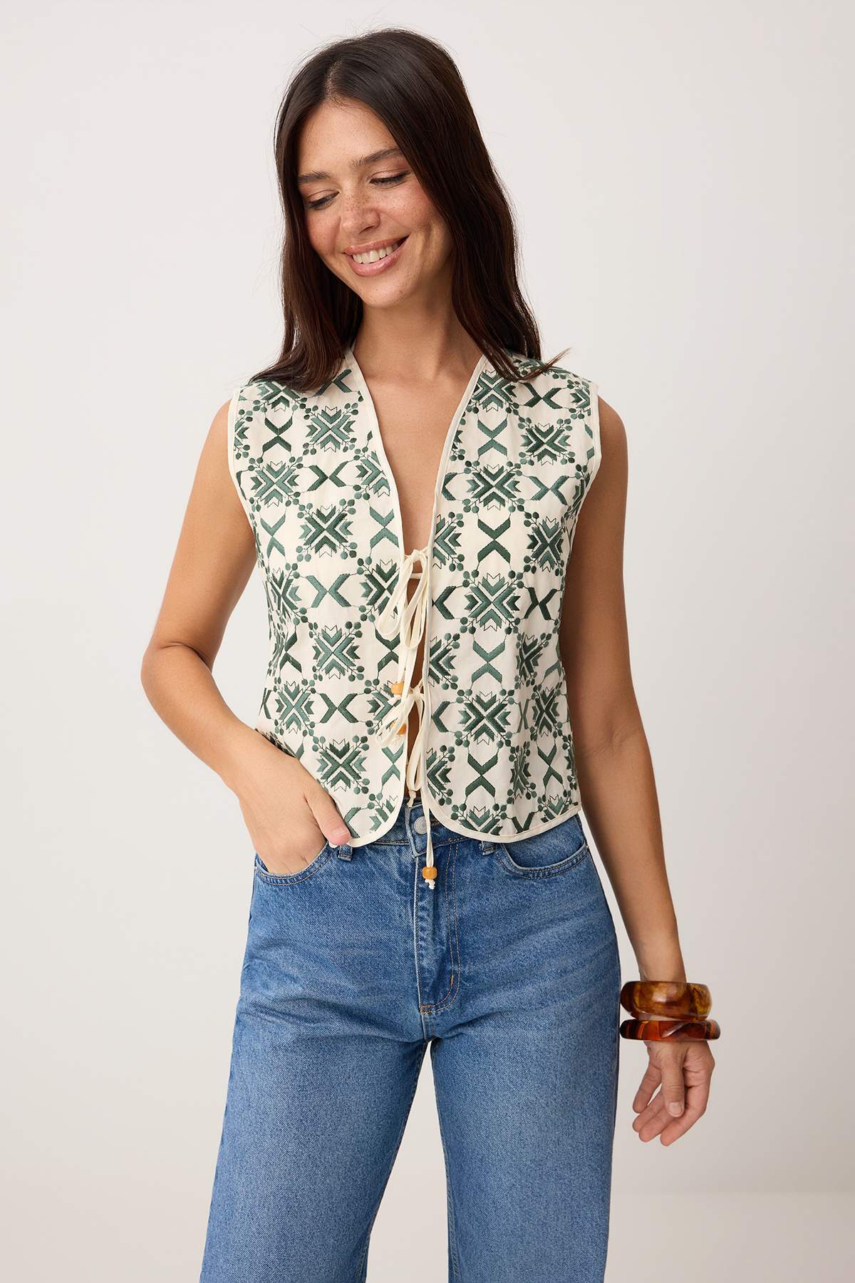 Trendyolmilla Yeşil Geometrik Desenli Nakışlı Dokuma Yelek TWOSS26YE00043