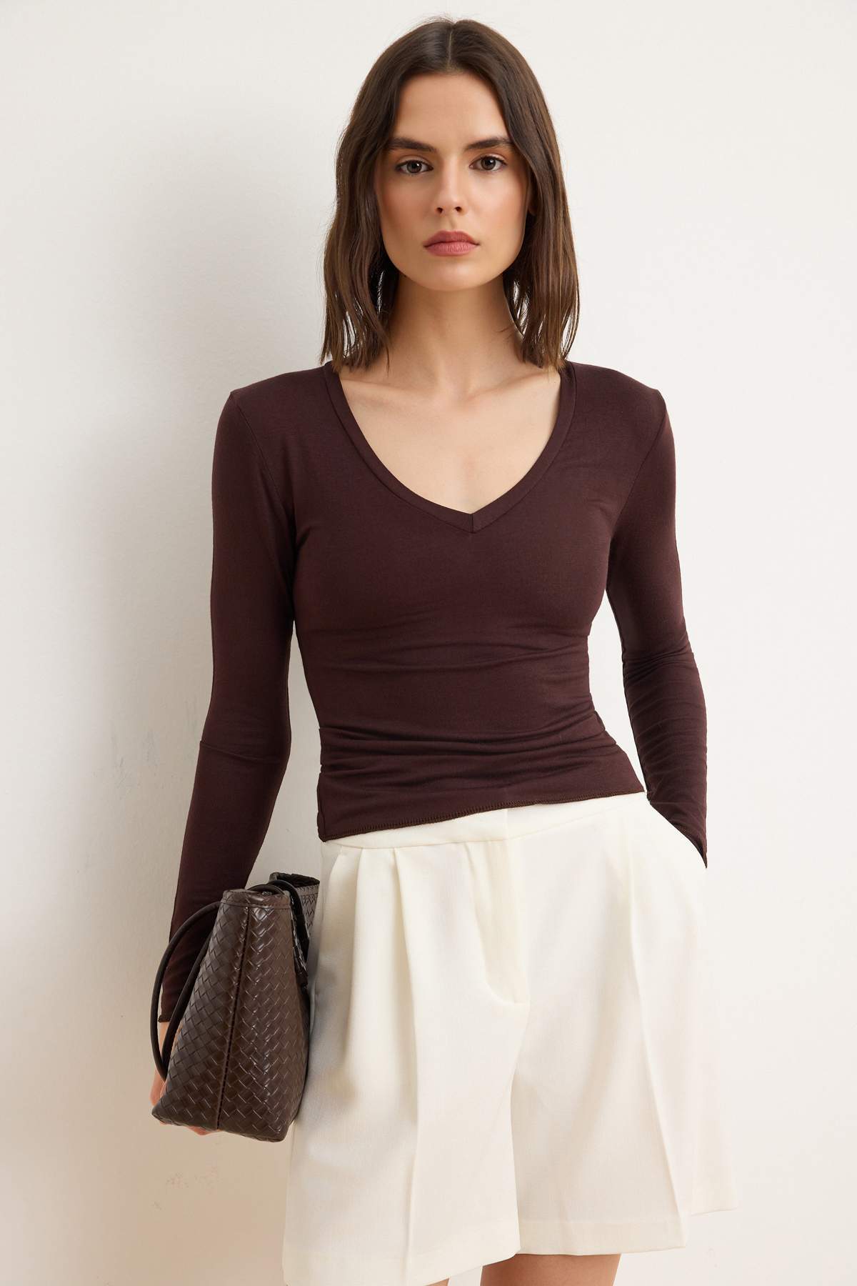 Trendyolmilla  Kahverengi Fitted/Vücuda Oturan V Yaka Uzun Kollu Pamuk Ribana Örme Bluz TWOSS26BZ00743