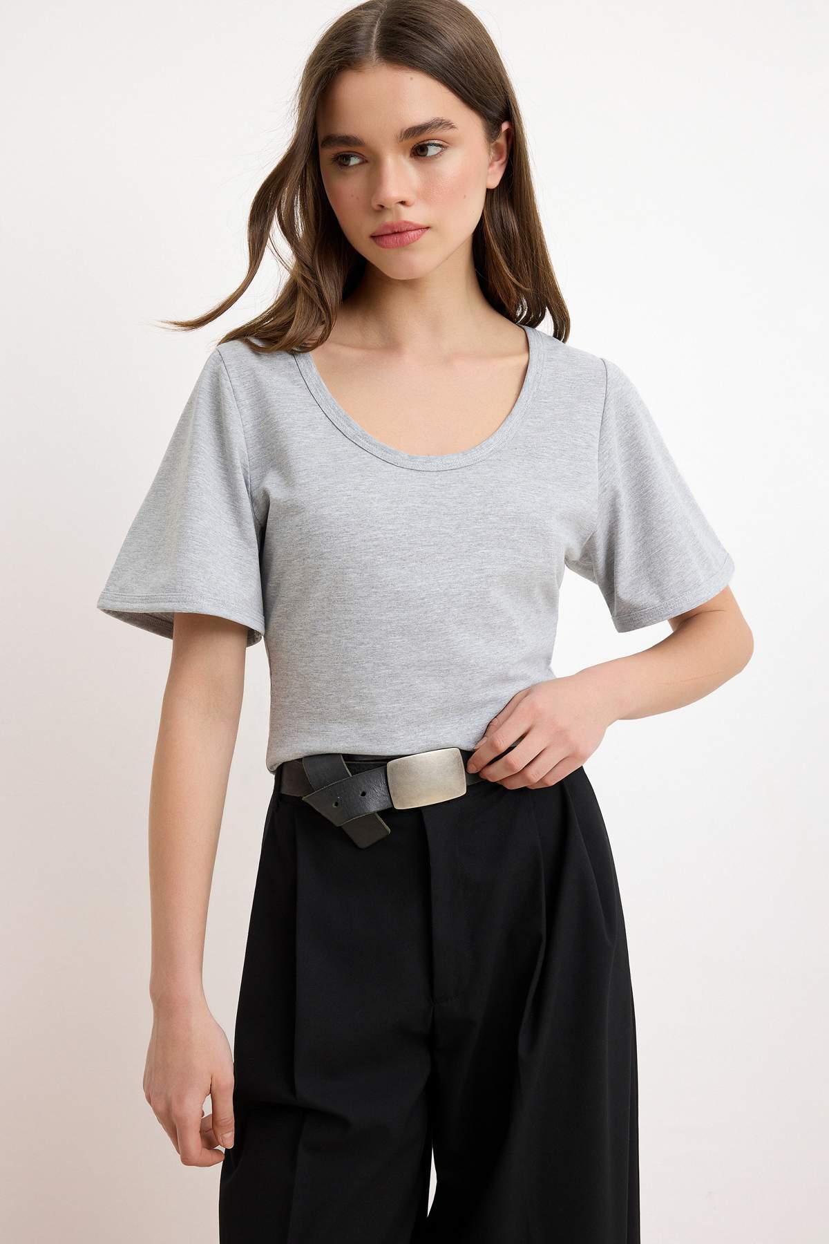 Trendyolmilla  Gri Melanj Fitted/Vücuda Oturan V Yaka Kısa Kollu Pamuk Ribana Örme T-shirt TWOSS26TS00263