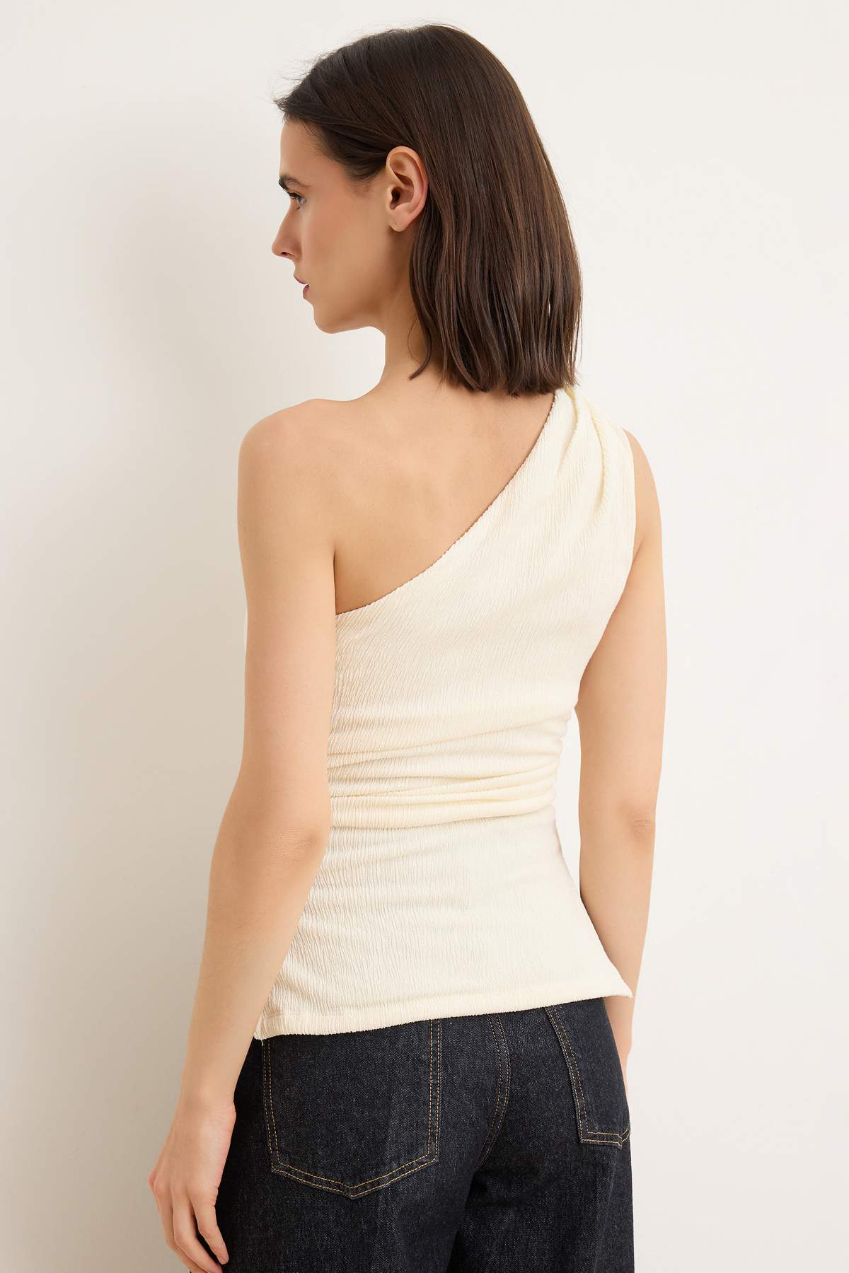 Trendyolmilla  Ekru Fitted/Vücuda Oturan Asimetrik Yaka Kolsuz Dokulu Örme Bluz TWOSS26BZ00673 - Görsel 4