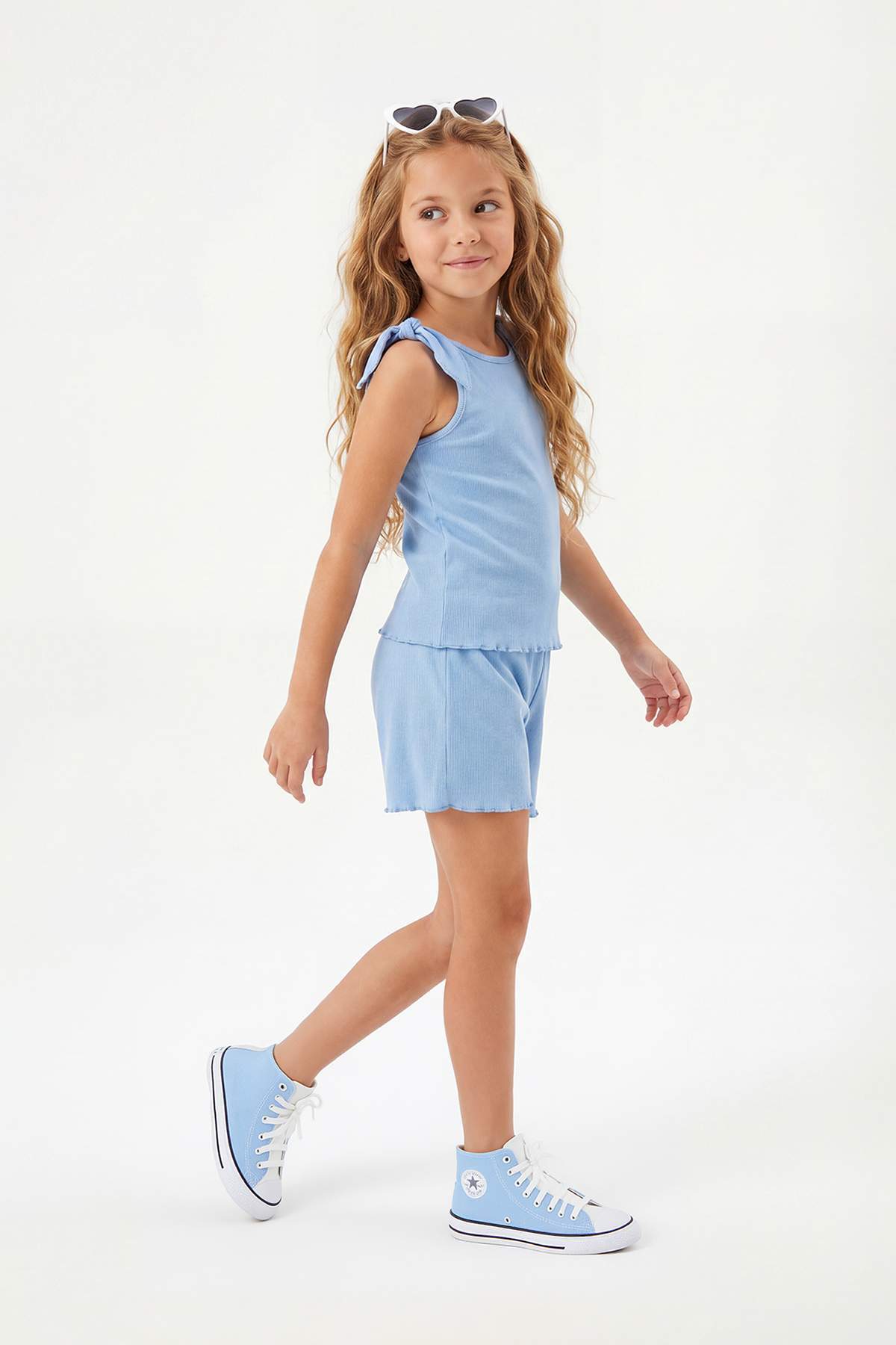 TRENDYOLKIDS Hellblaues Basic-Set für Mädchen mit ärmellosem Tanktop und Shor...
