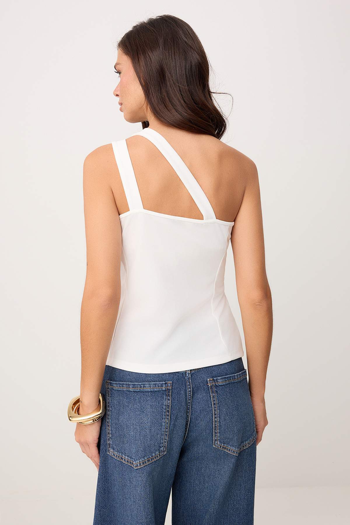 Trendyolmilla  Ekru Fitted/Vücuda Oturan Asimetrik Yaka Kolsuz Düğmeli Scuba Krep Örme Bluz TWOSS26BZ00278 - Görsel 4