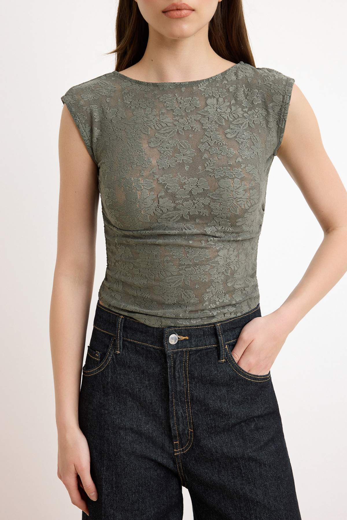 Trendyolmilla Haki Baskılı Fitted/Vücuda Oturan Kayık Yaka Büzgülü Crop/Kısa Dantel Örme Bluz TWOSS26BZ00838
