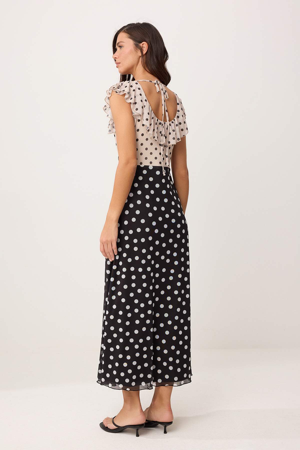 Trendyolmilla  Çok Renkli Puantiyeli A-Kesim/Çan Form V Yaka Kolsuz Tül Örme Elbise TWOSS26EL00473 - Görsel 4