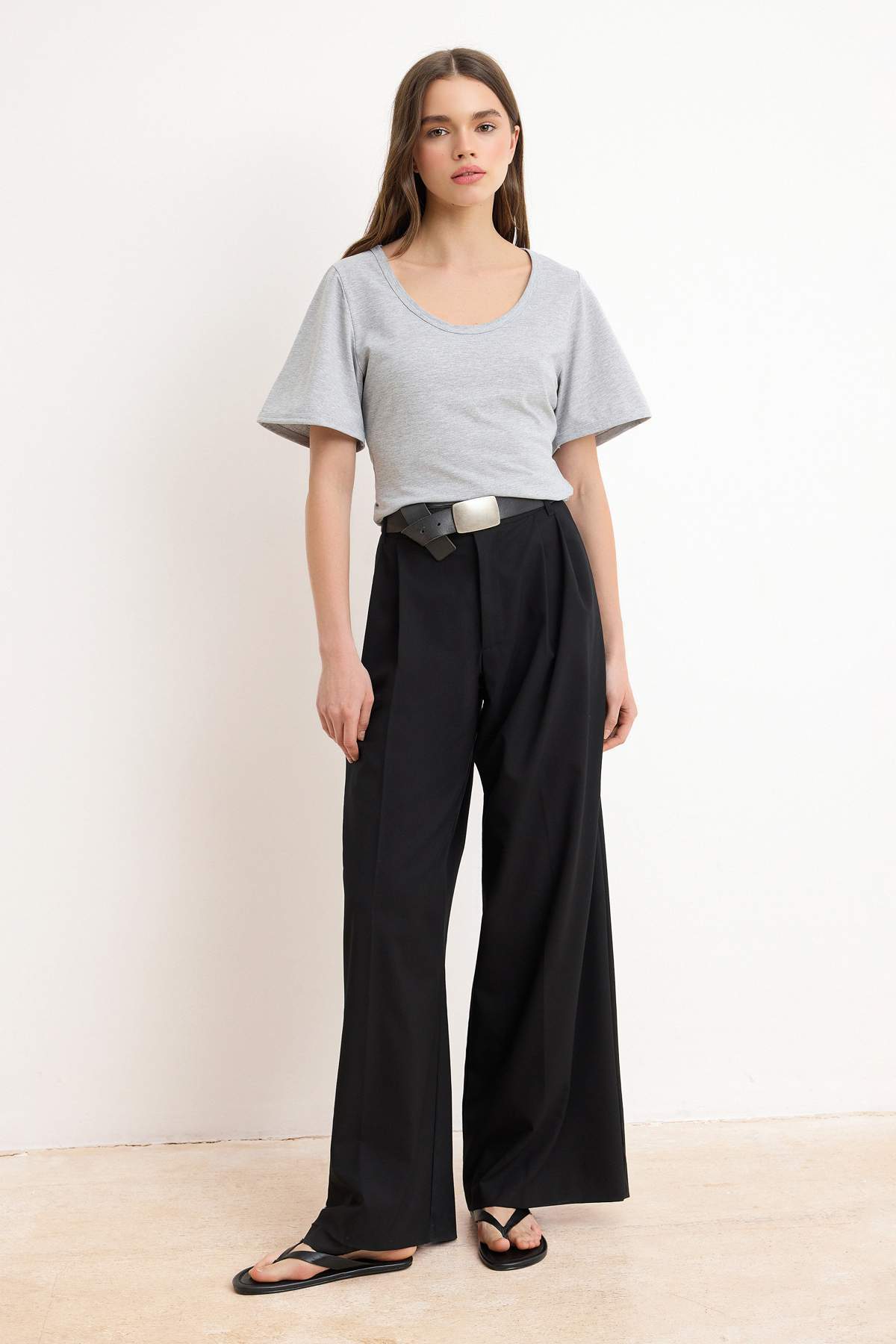 Trendyolmilla  Gri Melanj Fitted/Vücuda Oturan V Yaka Kısa Kollu Pamuk Ribana Örme T-shirt TWOSS26TS00263 - Görsel 2