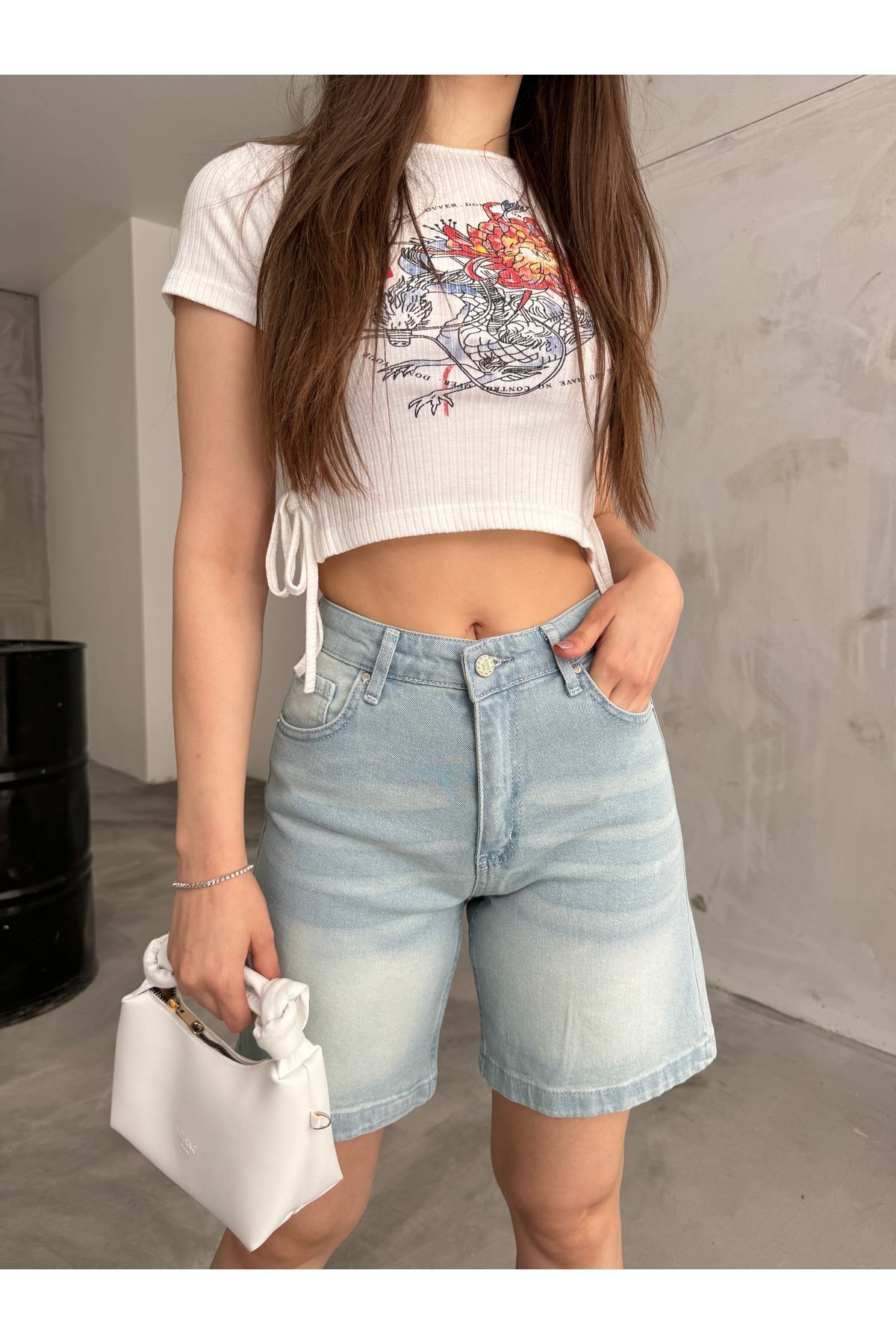 Kadın Kar Yıkama Soluk Efektli Yüksek Bel Denim Şort açık mavi 8