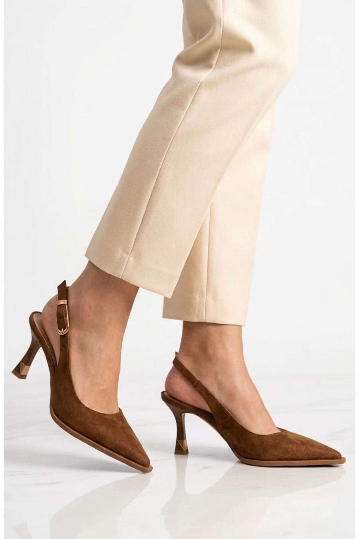 simplicity  Taba Süet Sivri Burun Kalın Taban Arkası Açık Gold Detaylı Topuklu Ayakkabı - Stiletto - Görsel 4
