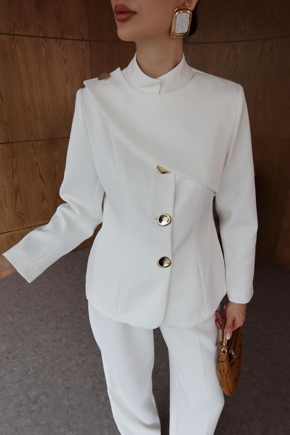 HAZELANNA  Gold Düğmeli Yaka Detaylı Beyaz Ceket - Görsel 3