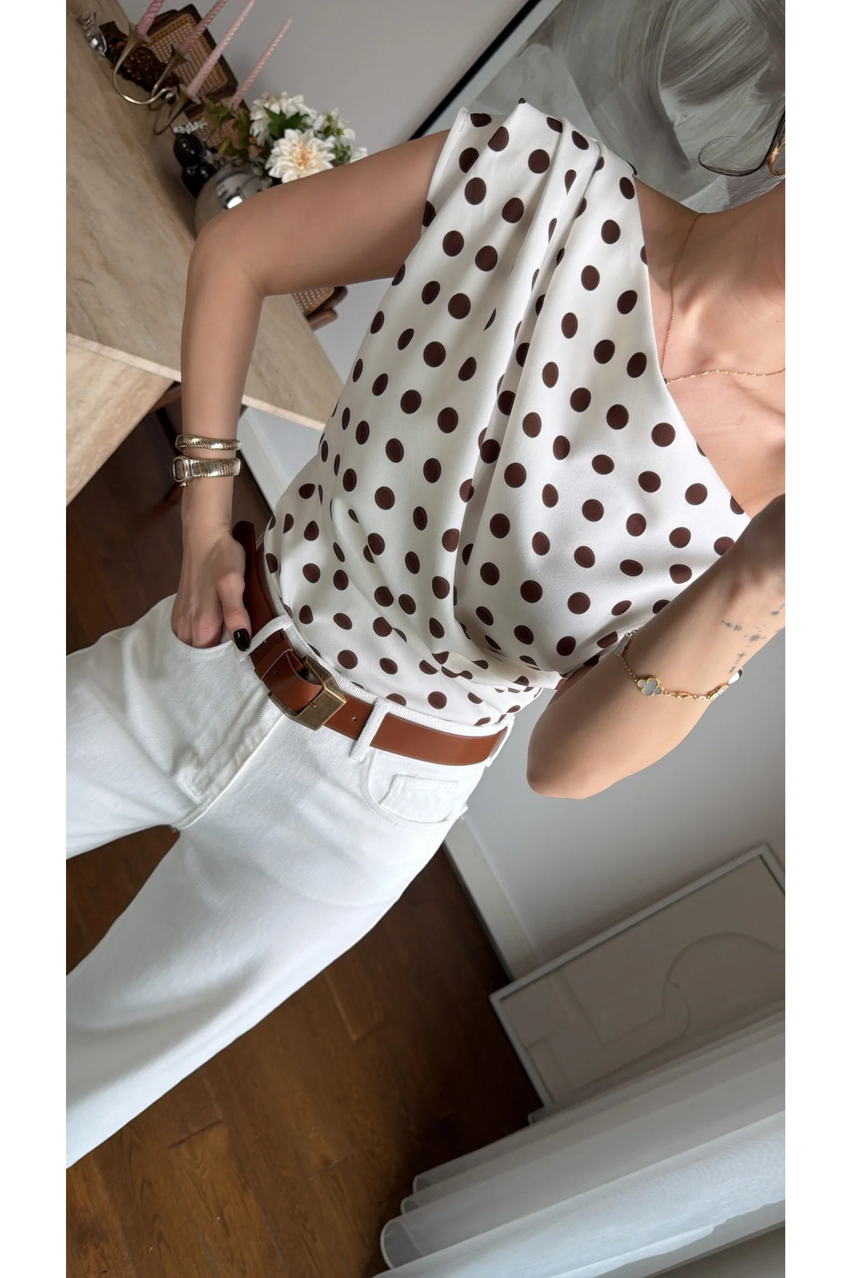 sinemkivanc co  ASİMETRİK DÜŞÜK OMUZ KAHVERENGİ PUANTİYELİ BLUZ - Görsel 4