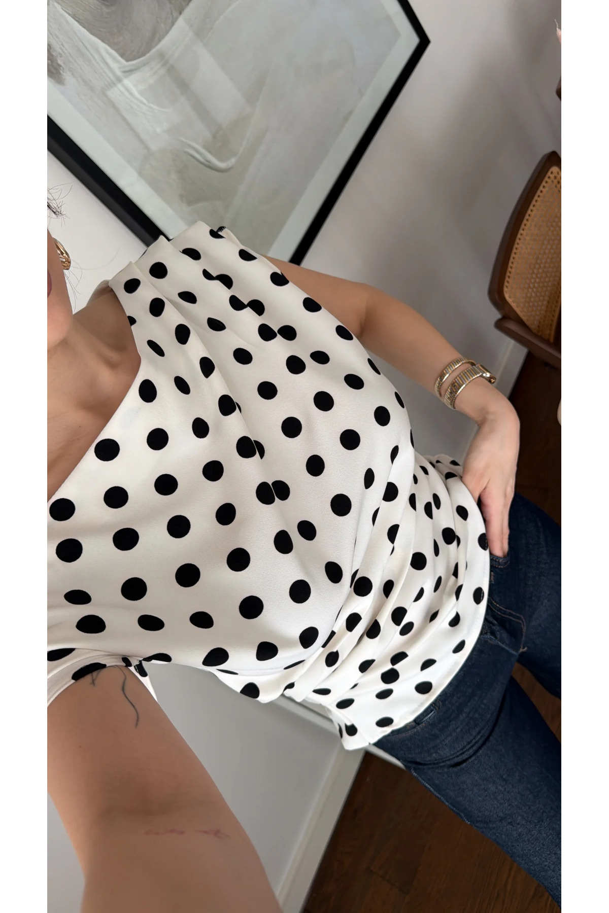 sinemkivanc co  BEYAZ ASİMETRİK DÜŞÜK OMUZ PUANTİYELİ BLUZ - Görsel 3