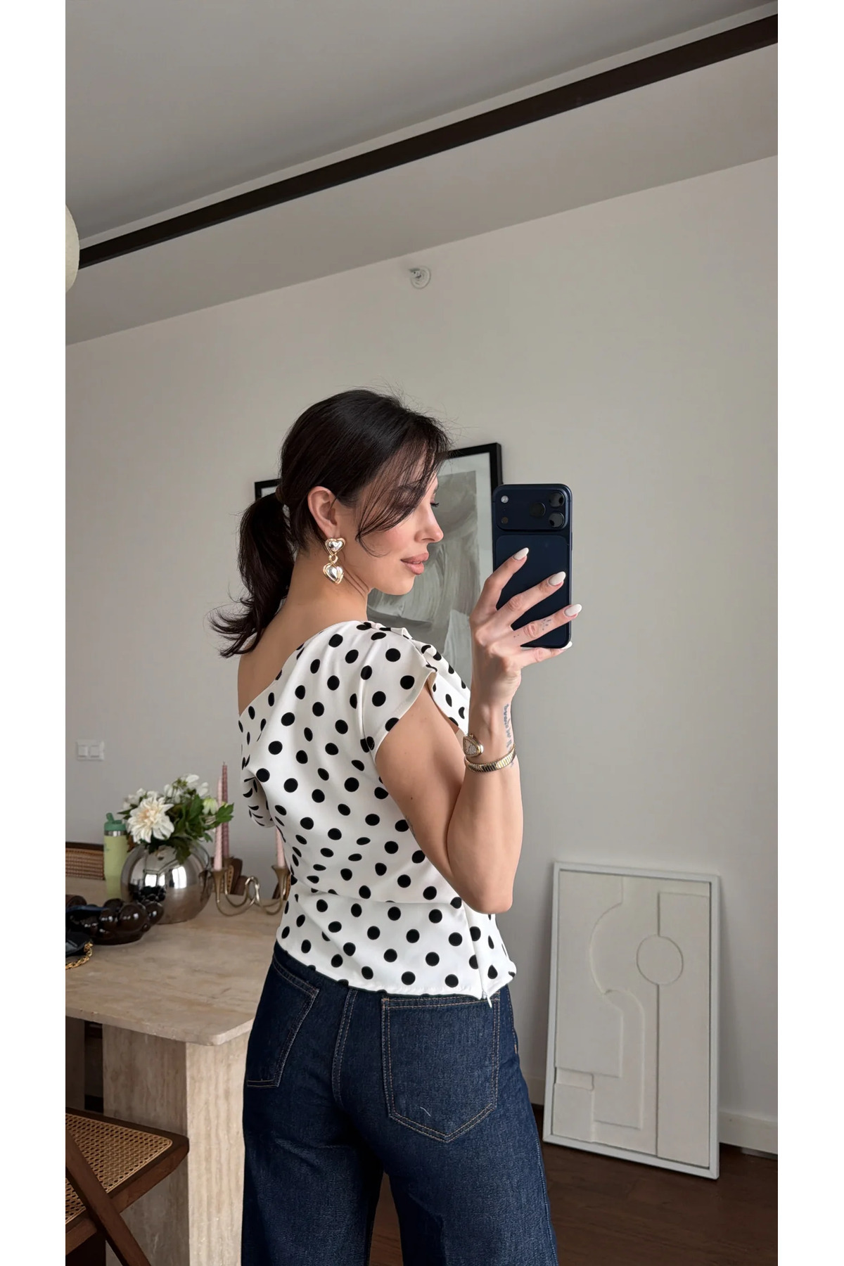 sinemkivanc co  BEYAZ ASİMETRİK DÜŞÜK OMUZ PUANTİYELİ BLUZ - Görsel 2