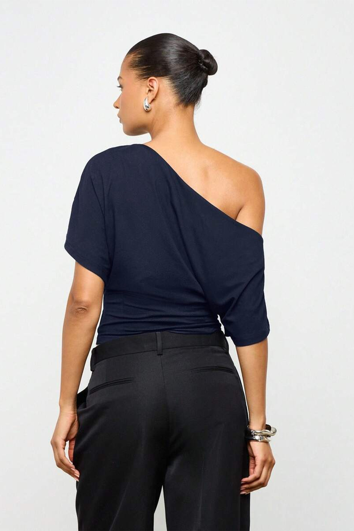 ecemore  Bele Oturan Kayık Yaka Geniş Kollu Lacivert Doğal Viskon Bluz - Görsel 4