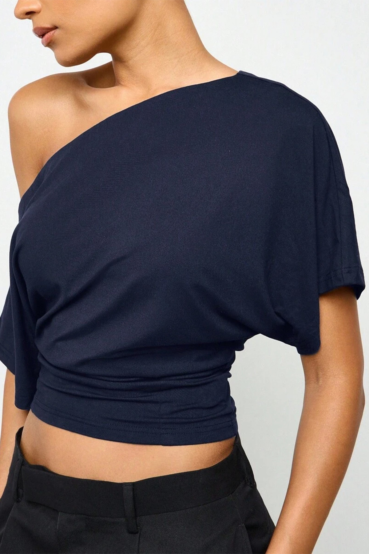 ecemore  Bele Oturan Kayık Yaka Geniş Kollu Lacivert Doğal Viskon Bluz - Görsel 2